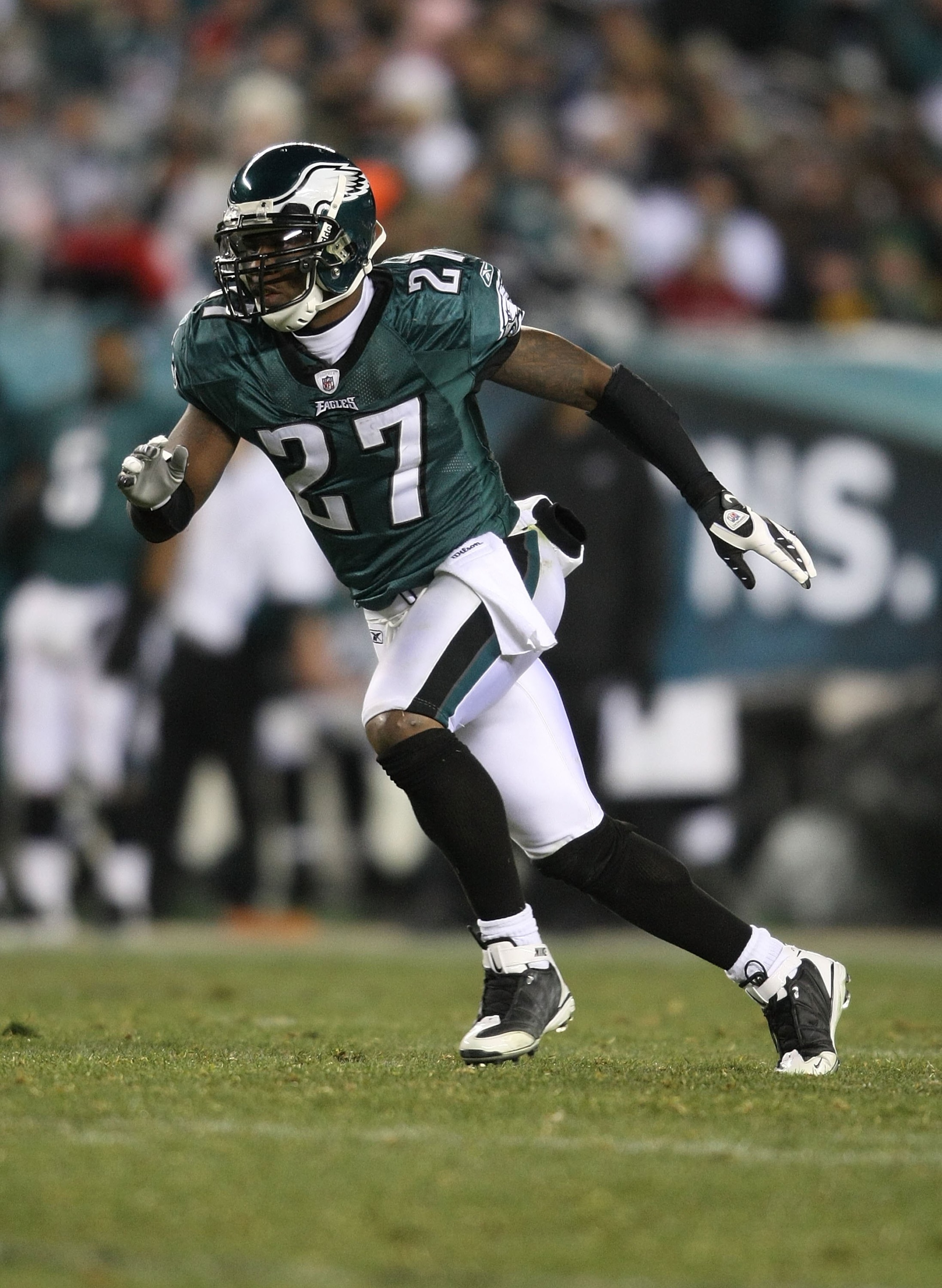 PHILADELPHIA - DECEMBER 20:  Quintin Mikell #27 of the Philadelphia Eagles pursues against the San Francisco 49ers at Lincoln Financial Field on December 20, 2009 in Philadelphia, Pennsylvania.  (Photo by Nick Laham/Getty Images)