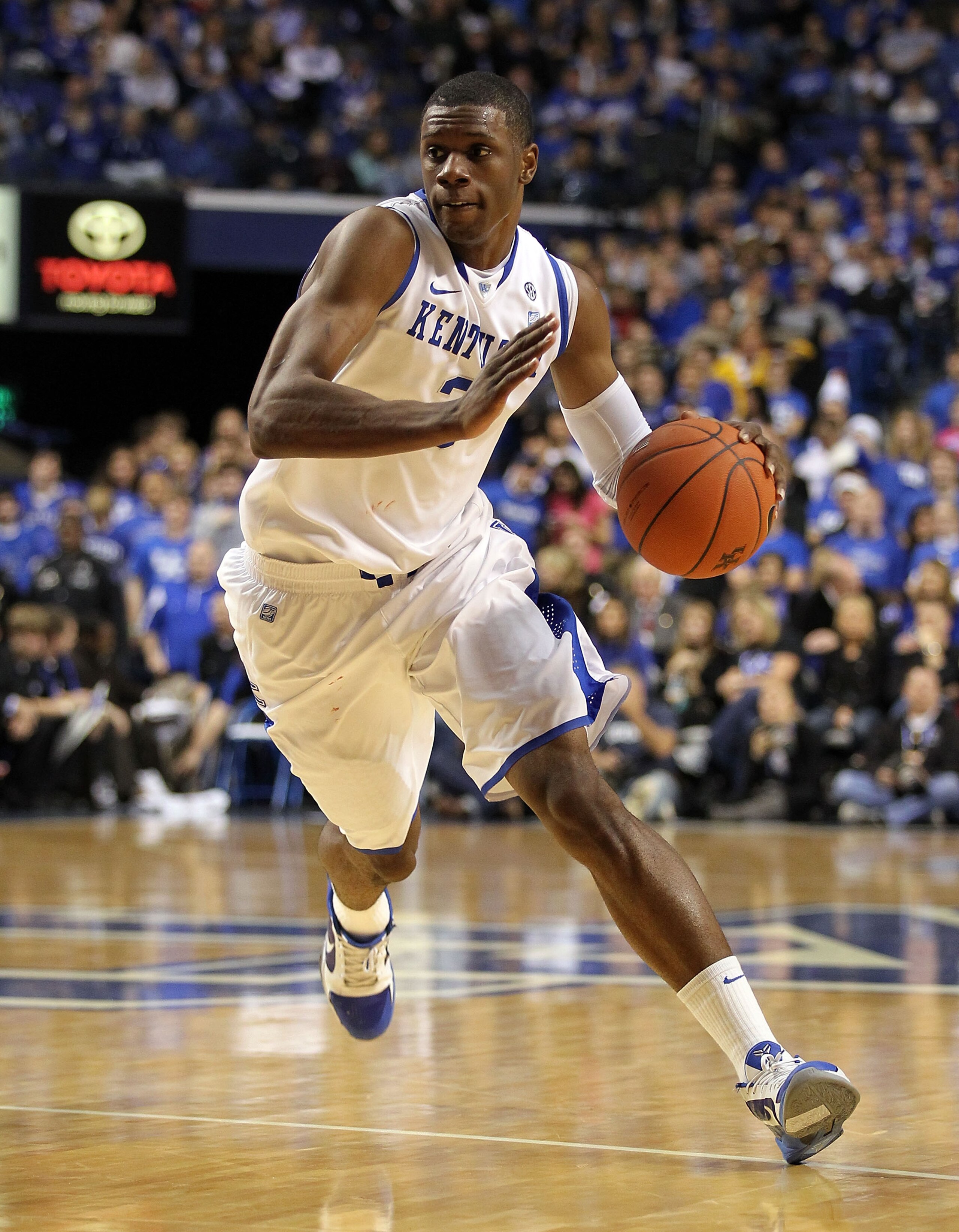LEXINGTON, KY - DECEMBER 22:  Terrence Jones #3  of the Kentucky Wildcats dribbles the ball during the game against the Winthrop Eagles on December 22, 2010 in Lexington, Kentucky.  Kentucky won 89-52.  (Photo by Andy Lyons/Getty Images)