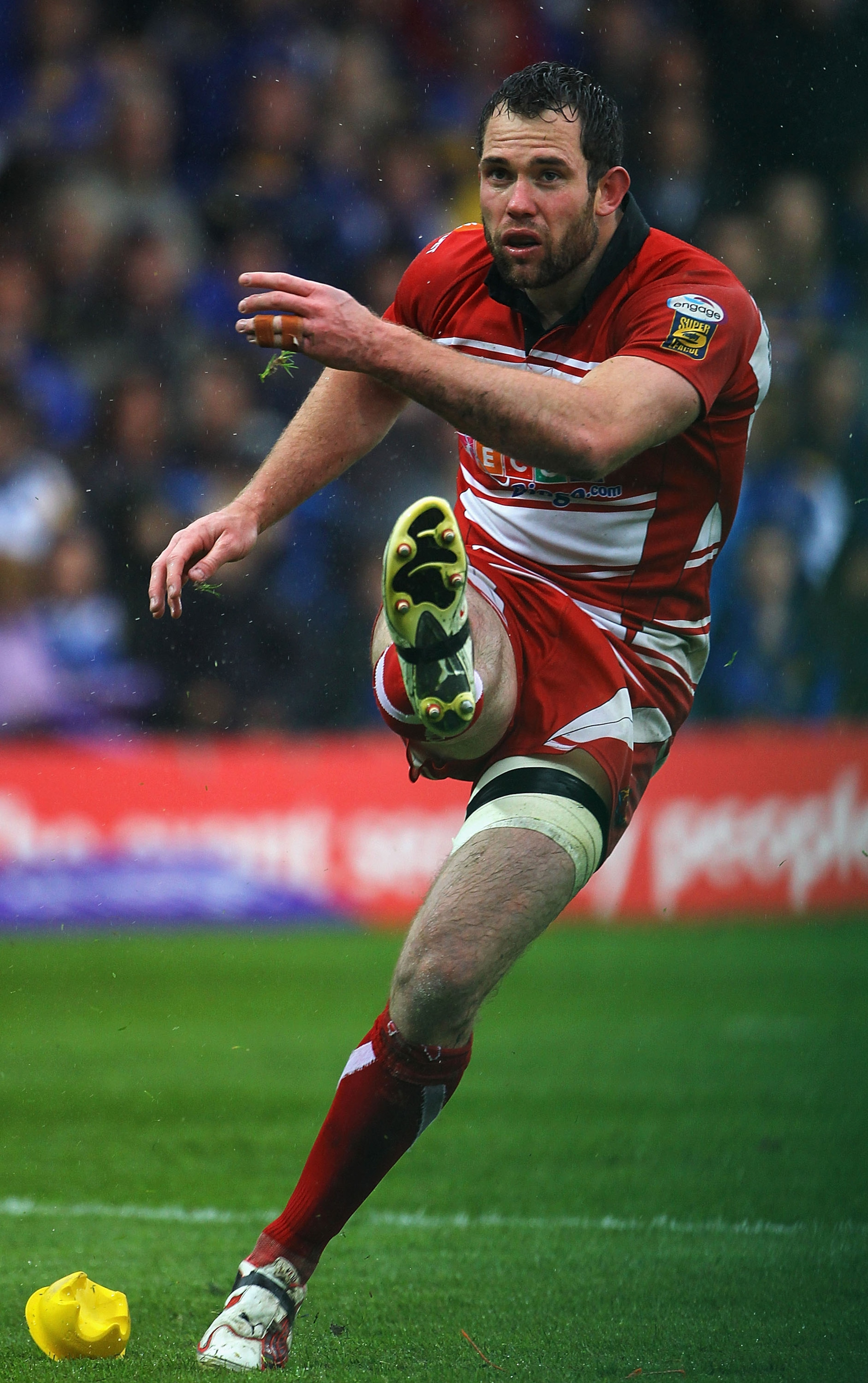 LEEDS, ENGLAND - MAY 29:  Pat Richards of Wigan kicks a penalty during the Carnegie Challenge Cup Quarter Final match between Leeds Rhinos and Wigan Warriors at Headingley Stadium on May 29, 2010 in Leeds, England.  (Photo by Matthew Lewis/Getty Images)