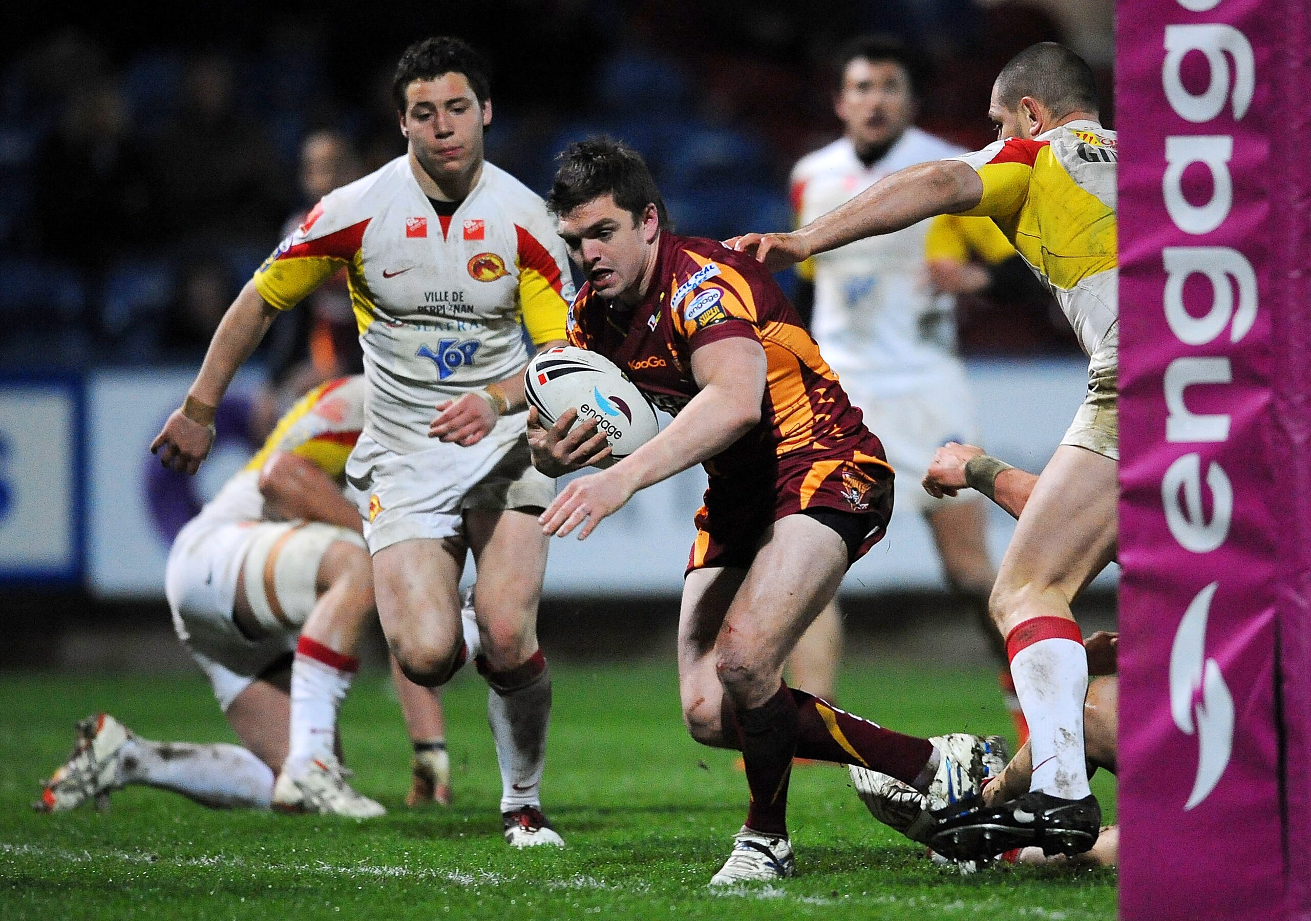 HUDDERSFIELD, ENGLAND - APRIL 02:  Danny Brough of Giants scores a try during the engage Super League match between Huddersfield Giants and Catalans Dragons at the Galpharm Stadium on April 2, 2010 in Huddersfield, England.  (Photo by Christopher Lee/Gett