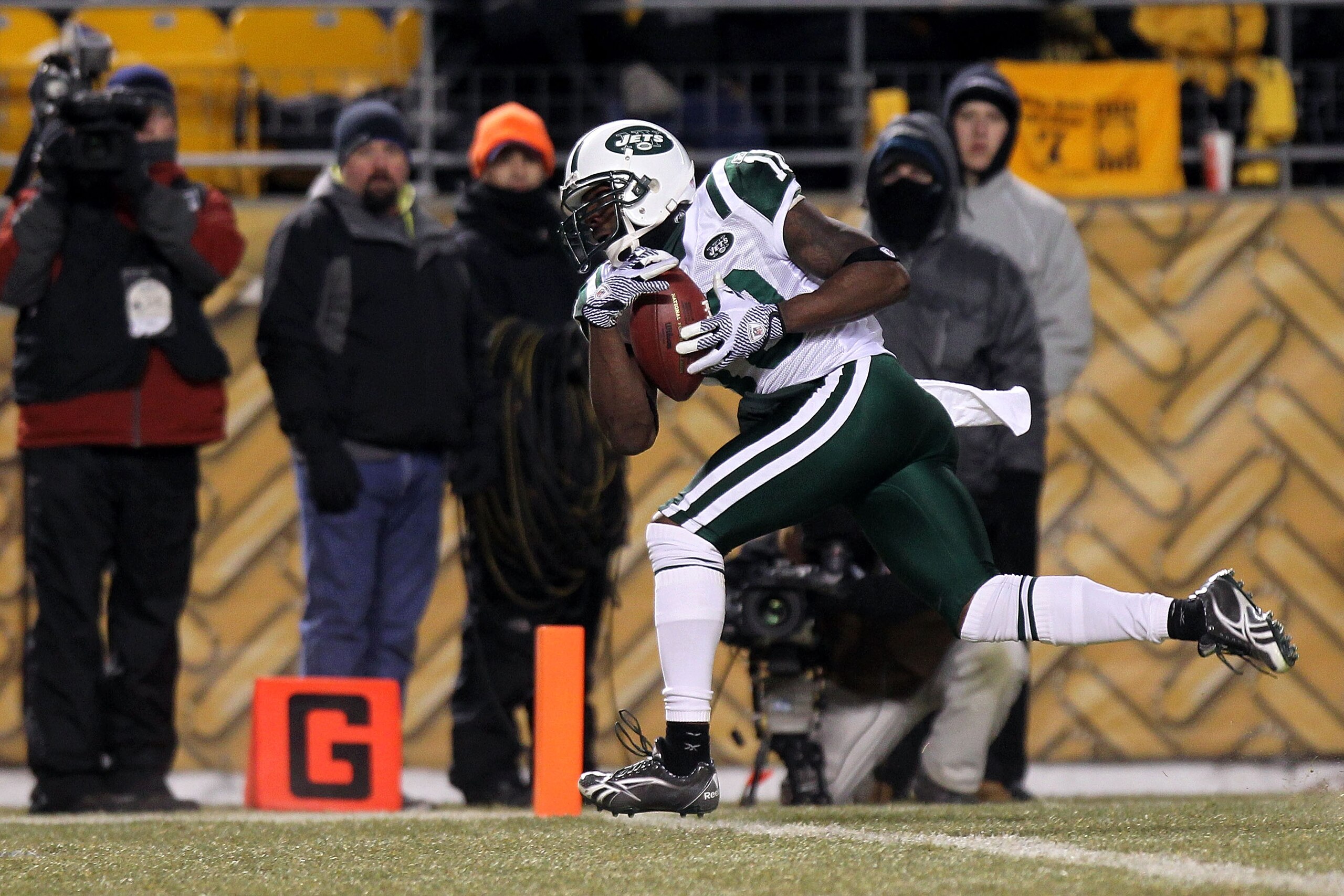 PITTSBURGH, PA - JANUARY 23:  Santonio Holmes #10 of the New York Jets scores a third quarter touchdown against the Pittsburgh Steelers during the 2011 AFC Championship game at Heinz Field on January 23, 2011 in Pittsburgh, Pennsylvania.  (Photo by Nick L