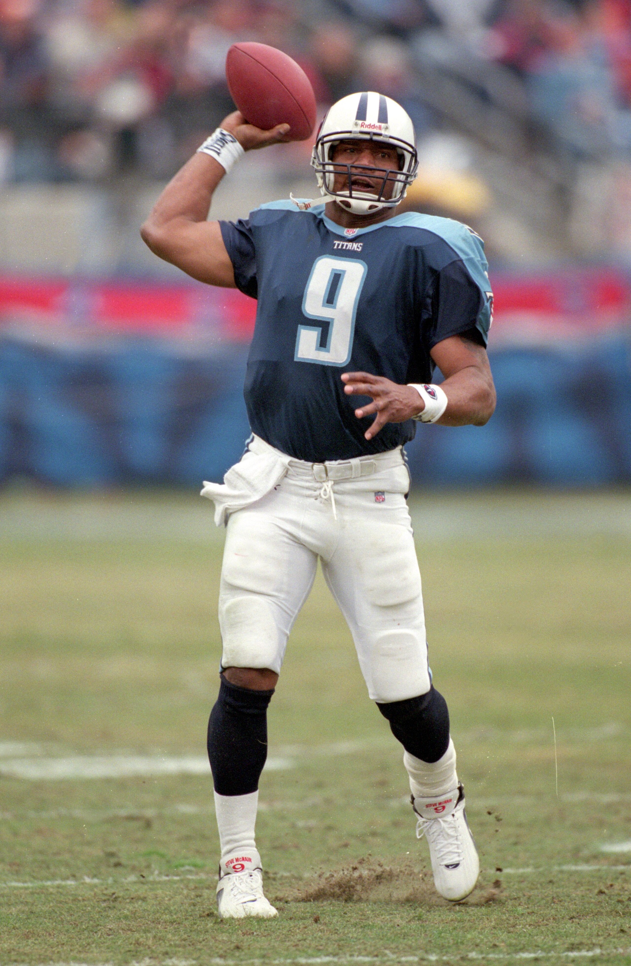 10 Dec 2000:  Steve McNair #9 of the Tennessee Titans passes the ball during the game against the Cincinnati Bengals at the Adelphia Coliseum in Nashville, Tennessee. The Titans defeated the Bengals 35-3.Mandatory Credit: Scott Halleran  /Allsport