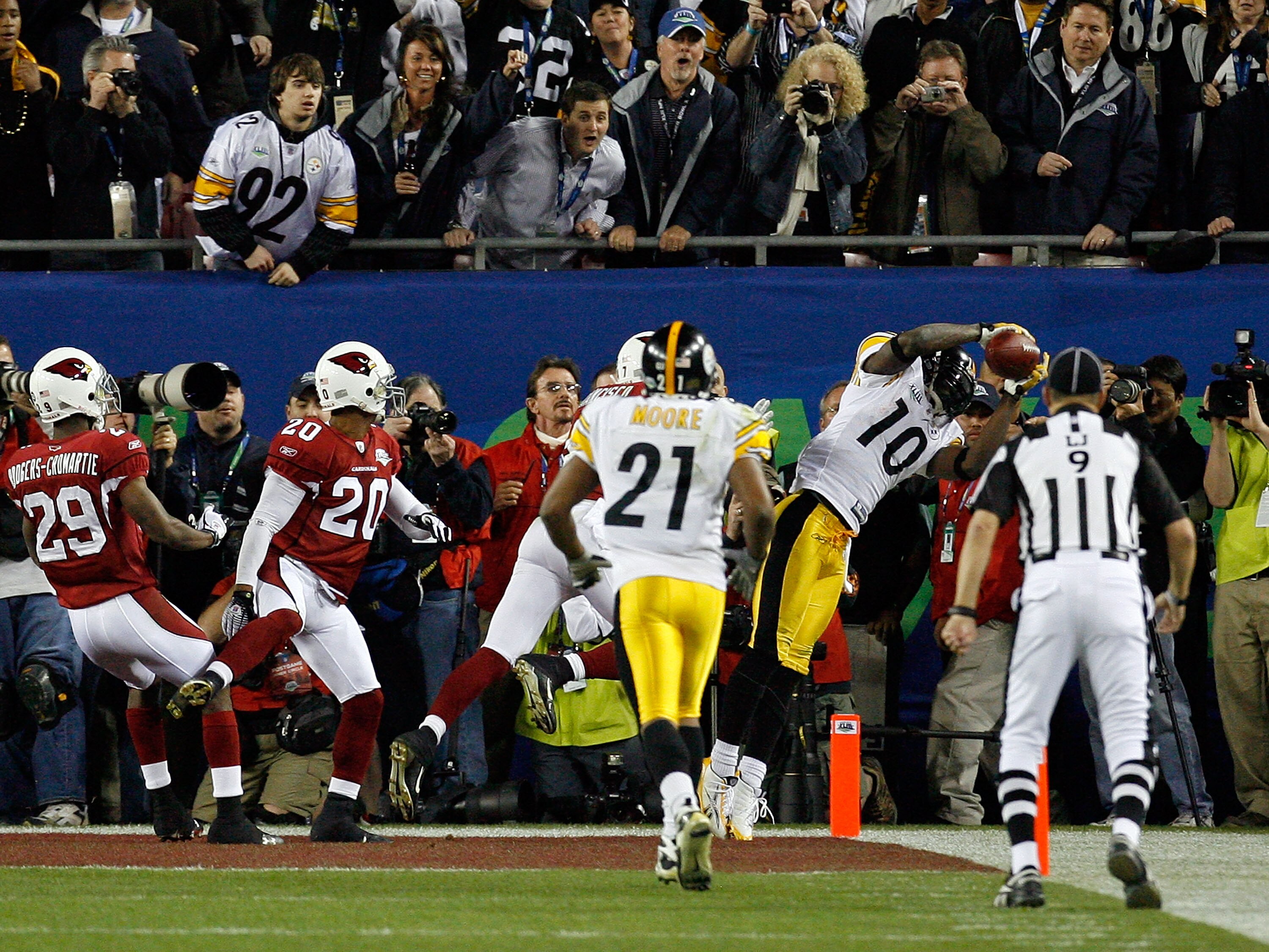 TAMPA, FL - FEBRUARY 01:  Santonio Holmes #10 of the Pittsburgh Steelers catches a 6-yard touchdown pass in the fourth quarter against the Arizona Cardinals during Super Bowl XLIII on February 1, 2009 at Raymond James Stadium in Tampa, Florida. The Steele