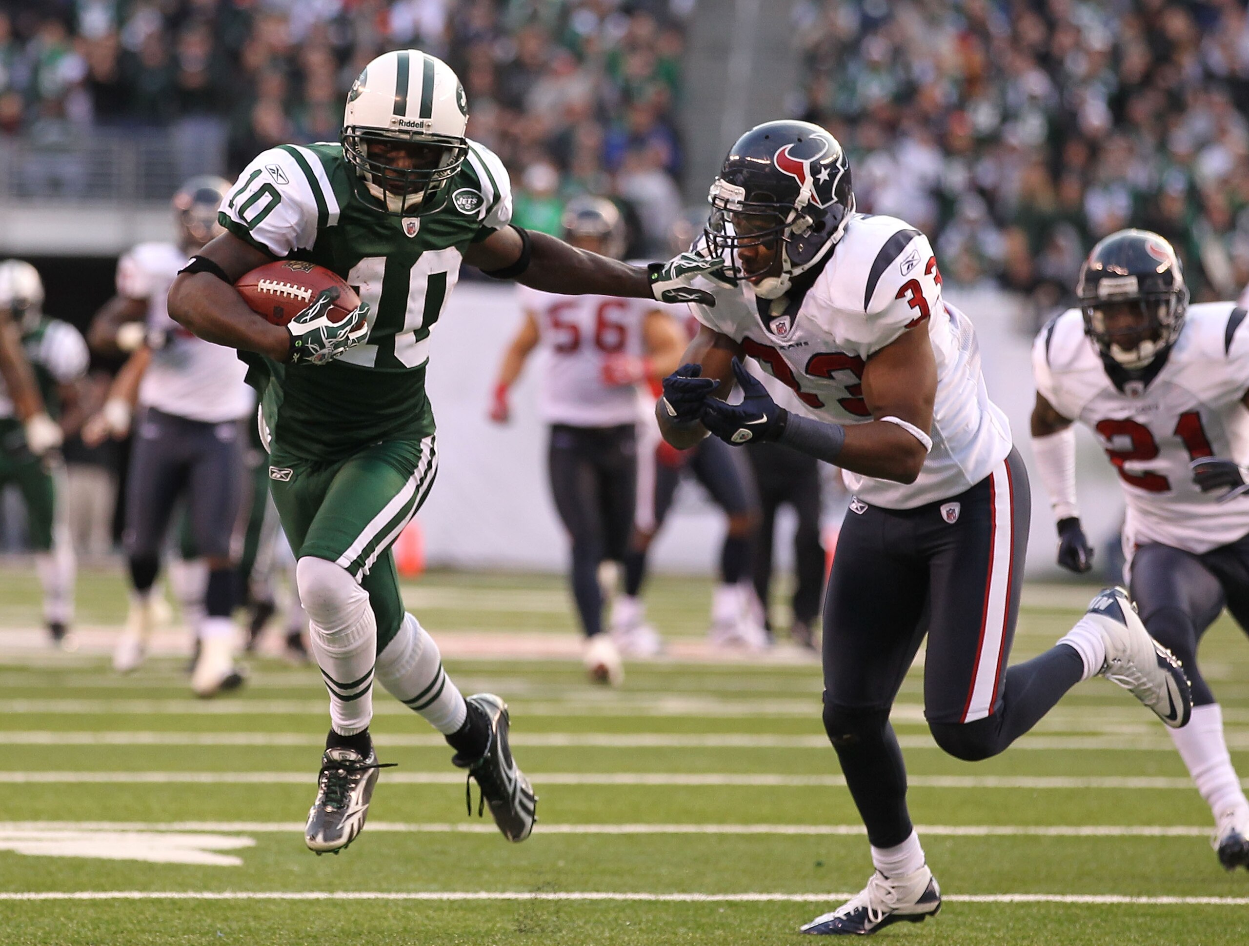 EAST RUTHERFORD, NJ - NOVEMBER 21:  Santonio Holmes #10 of the New York Jets eludes Troy Nolan #33 of the Houston Texans to score a touchdown during the third quarter of their  game on November 21, 2010 at the New Meadowlands Stadium in East Rutherford, N