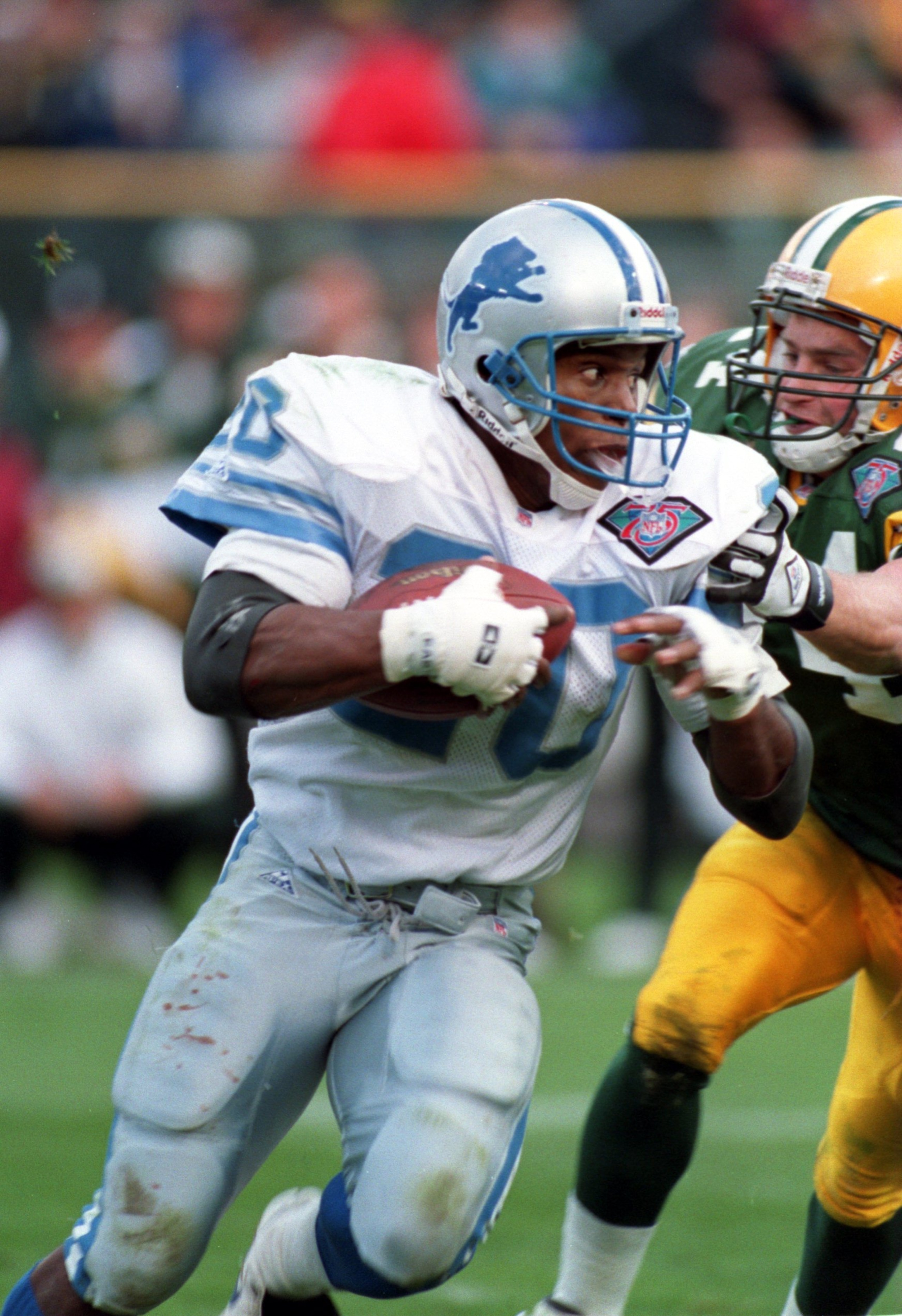 6 NOV 1994:  DETROIT RUNNING BACK BARRY SANDERS TRIES TO AVOID THE TACKLE OF GREEN BAY STRONG SAFETY TIM HAUCK AT MILWAUKEE COUNTY STADIUM IN MILWAUKEE, WISCONSIN. Mandatory Credit: Jonathan Daniel/ALLSPORT