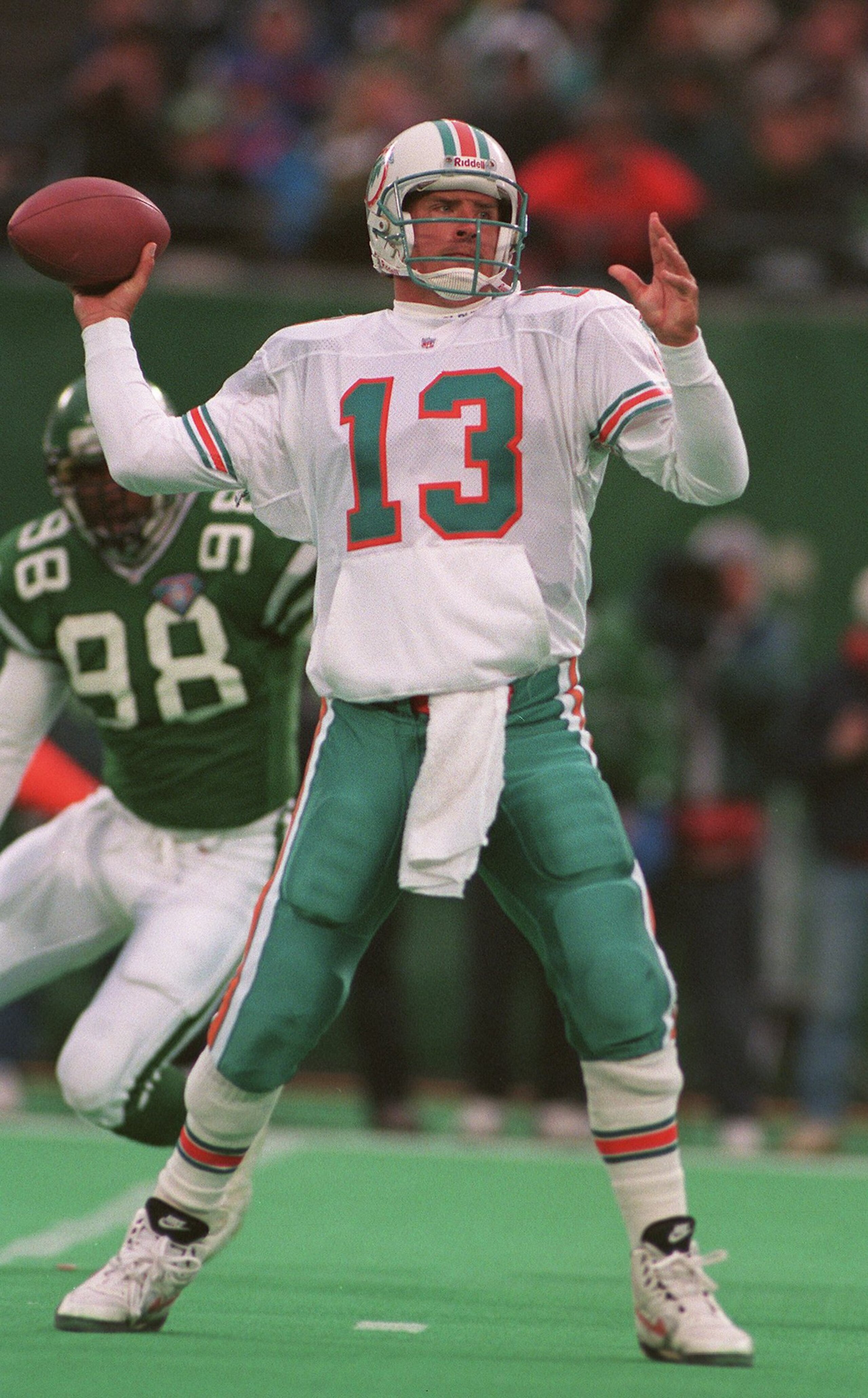 27 Nov 1994: MIAMI DOLPHINS QUARTERBACK DAN MARINO IN ACTION DURING THE SECOND HALF OF THE JETS VERSUS DOLPHINS GAME AT GIANTS STADIUM IN EAST RUTHERFORD, NEW JERSEY.