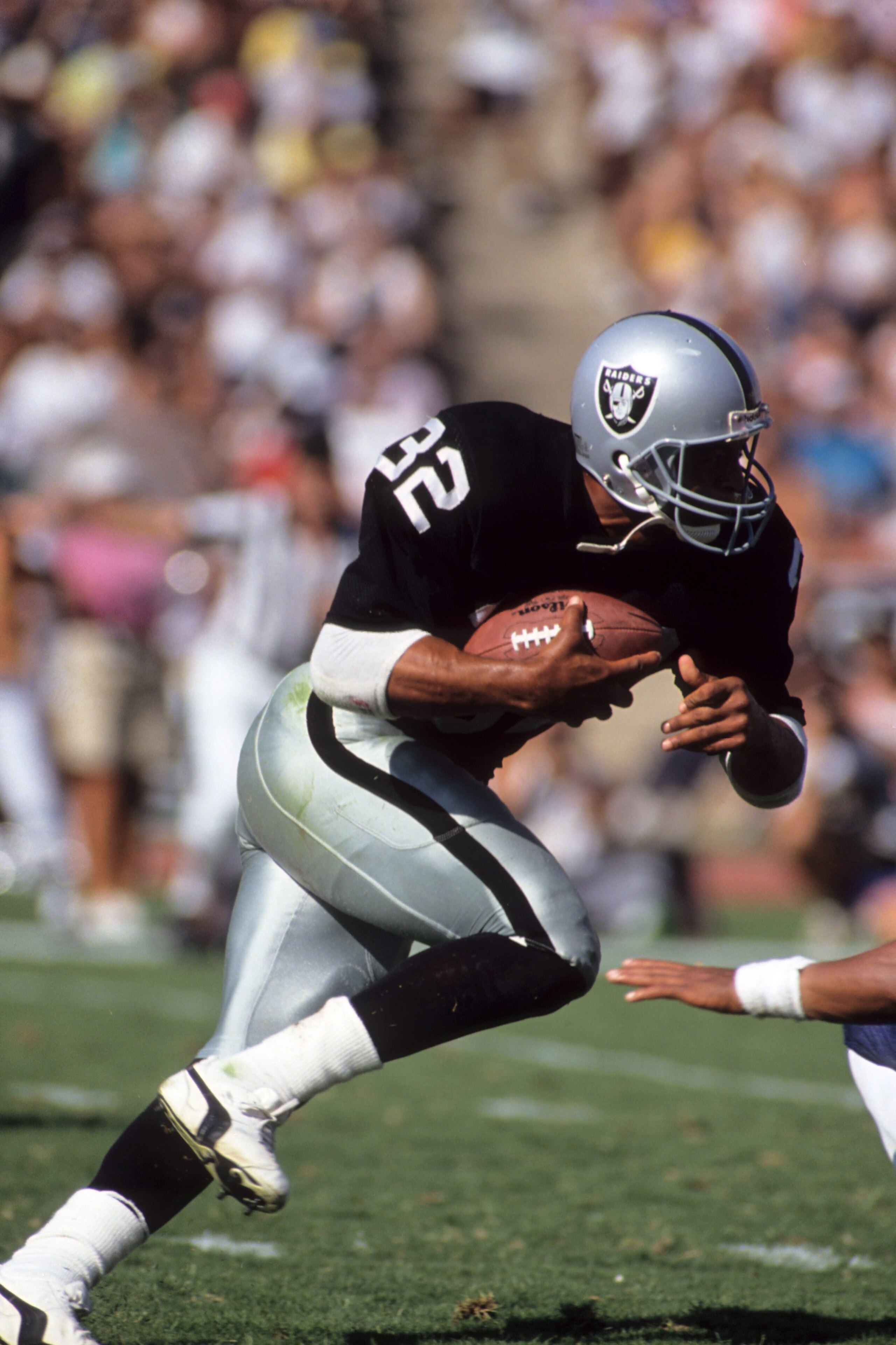 LOS ANGELES, CA - SEPTEMBER 30:  Running back Marcus Allen #32 of the Los Angeles Raiders runs the ball against the Chicago Bears during the game at the Los Angeles Memorial Coliseum on September 30, 1990 in Los Angeles, California.  The Raiders won 24-10
