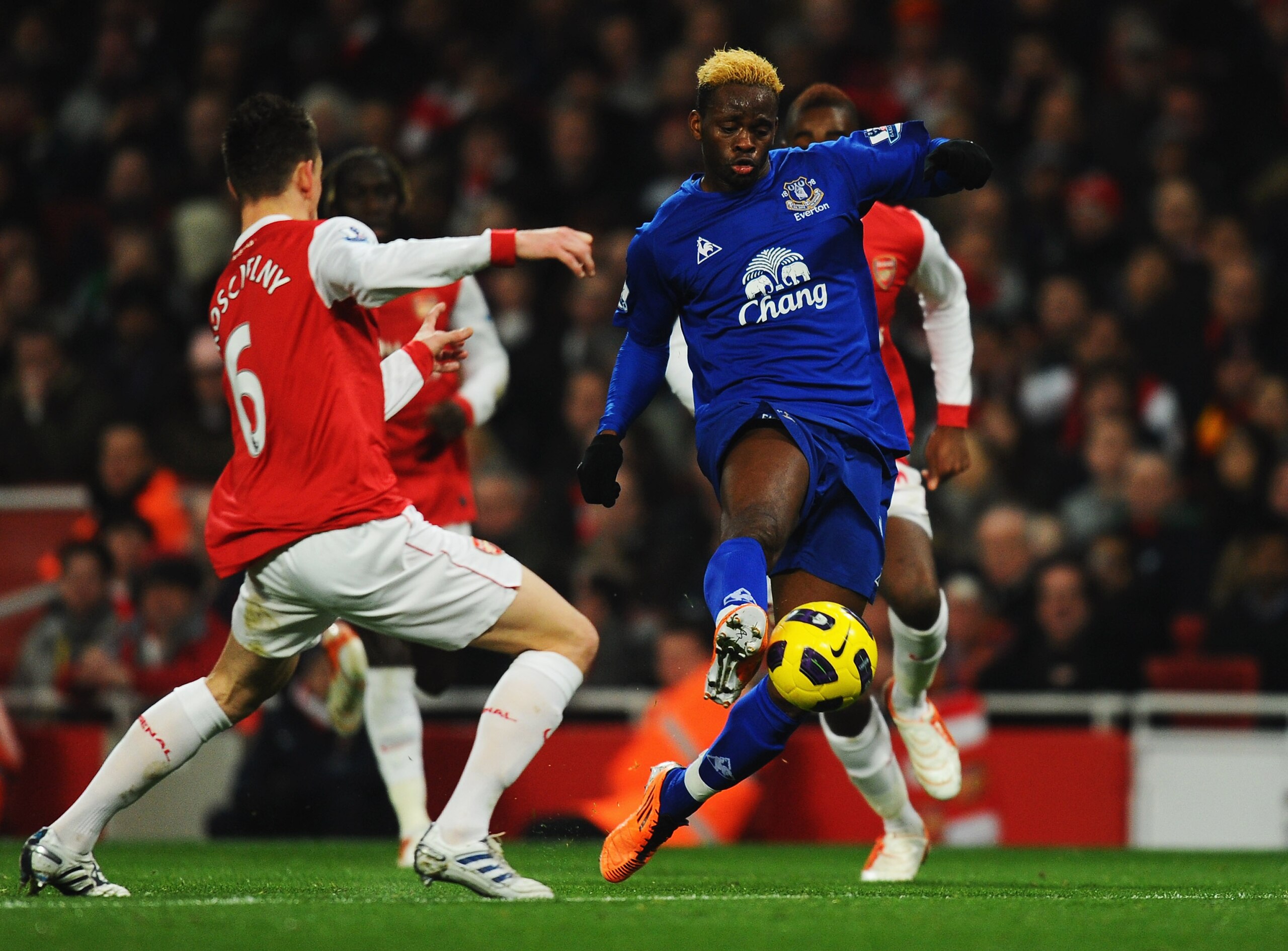 LONDON, ENGLAND - FEBRUARY 01:  Louis Saha of Everton battles with Laurent Koscielny of Arsenal during the Barclays Premier League match between Arsenal and Everton at the Emirates Stadium on February 1, 2011 in London, England.  (Photo by Mike Hewitt/Get