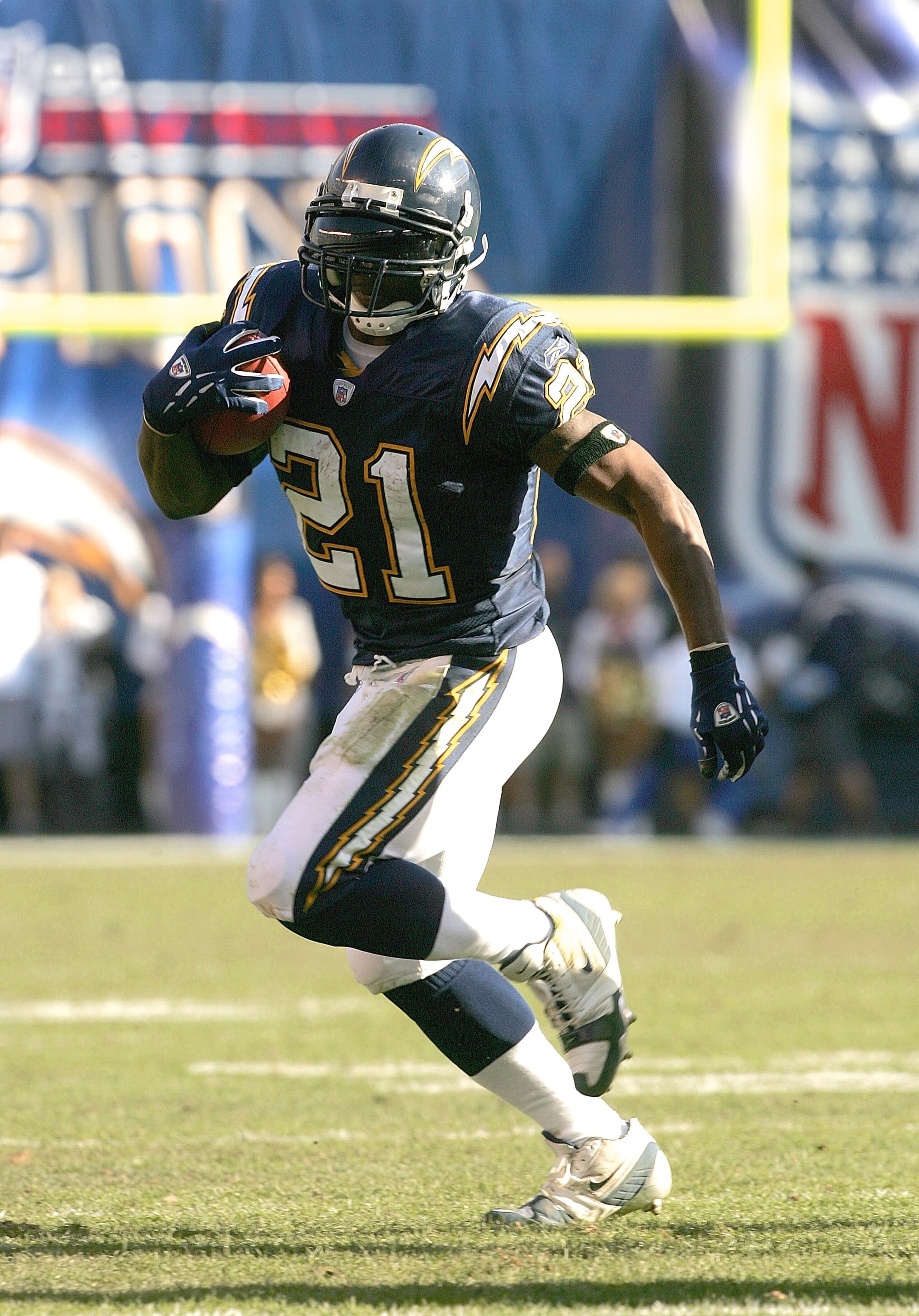 SAN DIEGO - DECEMBER 31:  Running back LaDainian Tomlinson #21 of the San Diego Chargers carries the ball against the Arizona Cardinals on December 31, 2006 at Qualcomm Stadium in San Diego, California.  The Chargers won 27-20 to insure home field advanta
