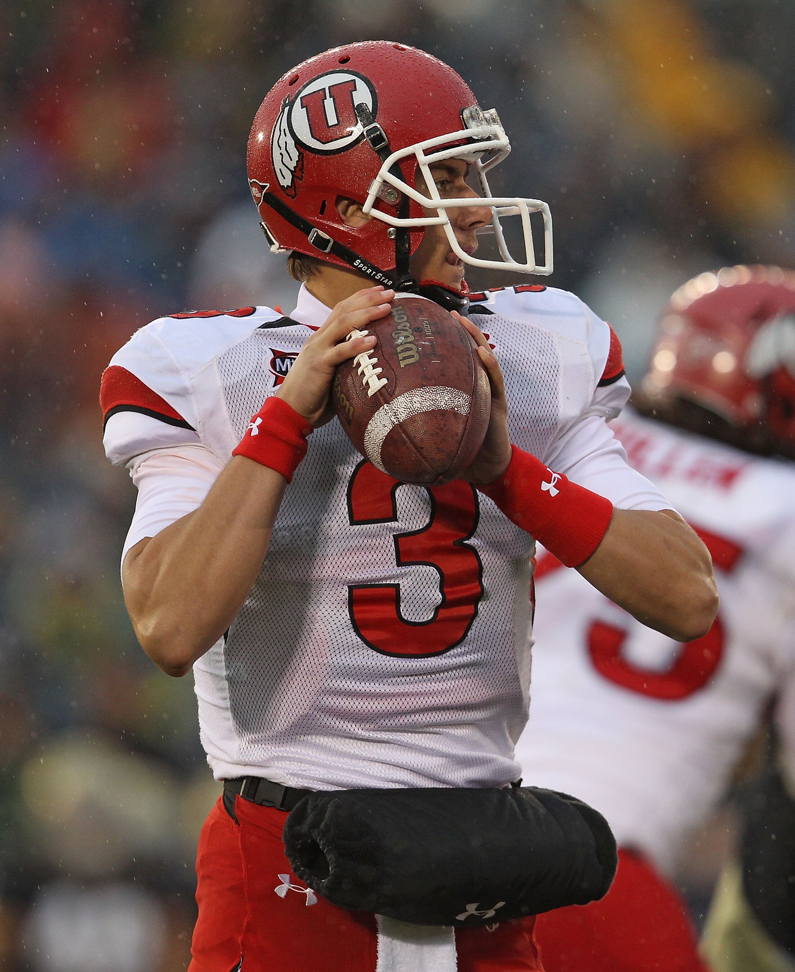 SOUTH BEND, IN - NOVEMBER 13: Jordan Wynn #3 of the Utah Utes looks for a recevier against the Notre Dame Fighting Irish at Notre Dame Stadium on November 13, 2010 in South Bend, Indiana. Notre Dame defeated Utah 28-3. (Photo by Jonathan Daniel/Getty Imag
