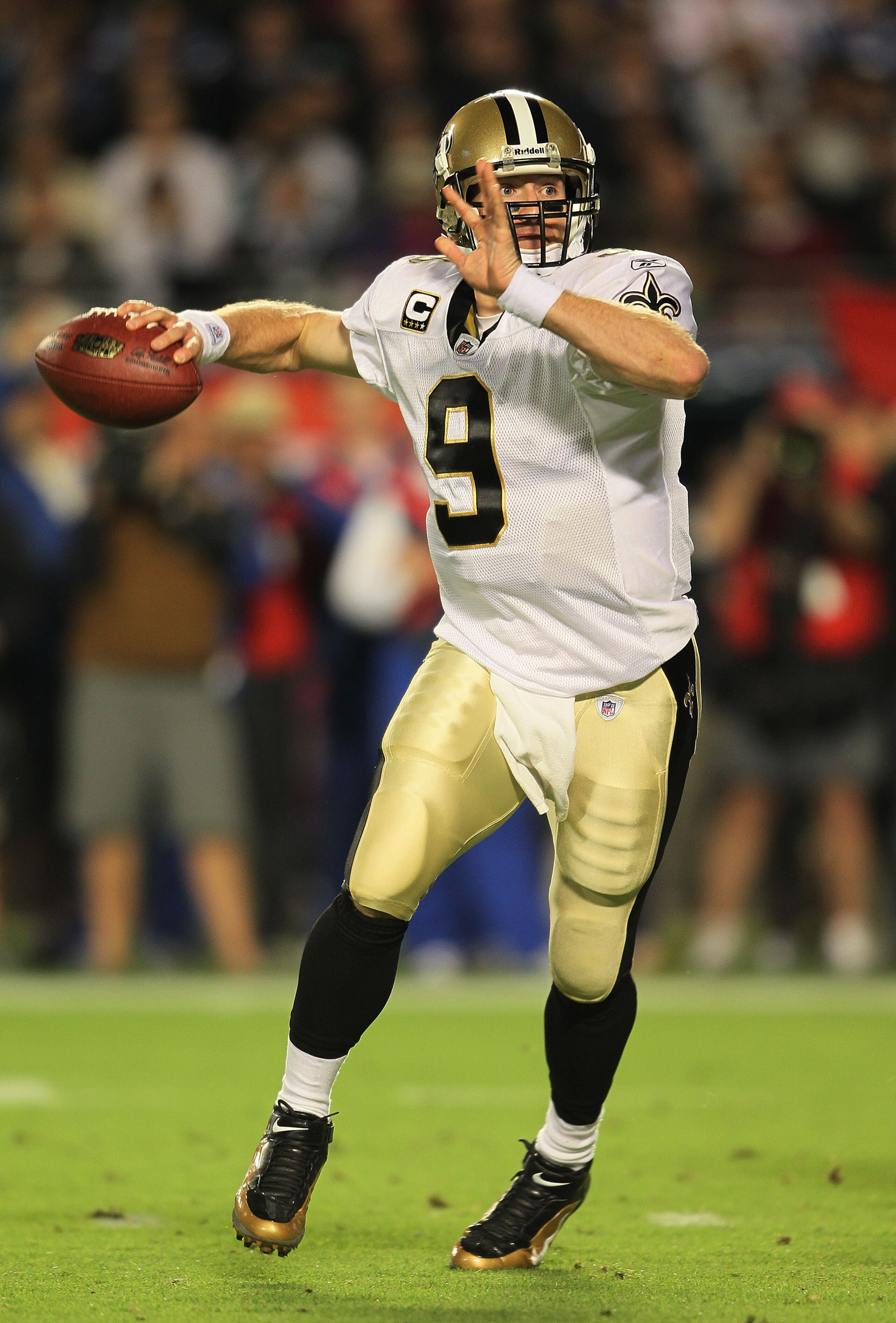 MIAMI GARDENS, FL - FEBRUARY 07:  Drew Brees #9  of the New Orleans Saints looks to pass against the Indianapolis Colts during Super Bowl XLIV on February 7, 2010 at Sun Life Stadium in Miami Gardens, Florida.  (Photo by Andy Lyons/Getty Images)