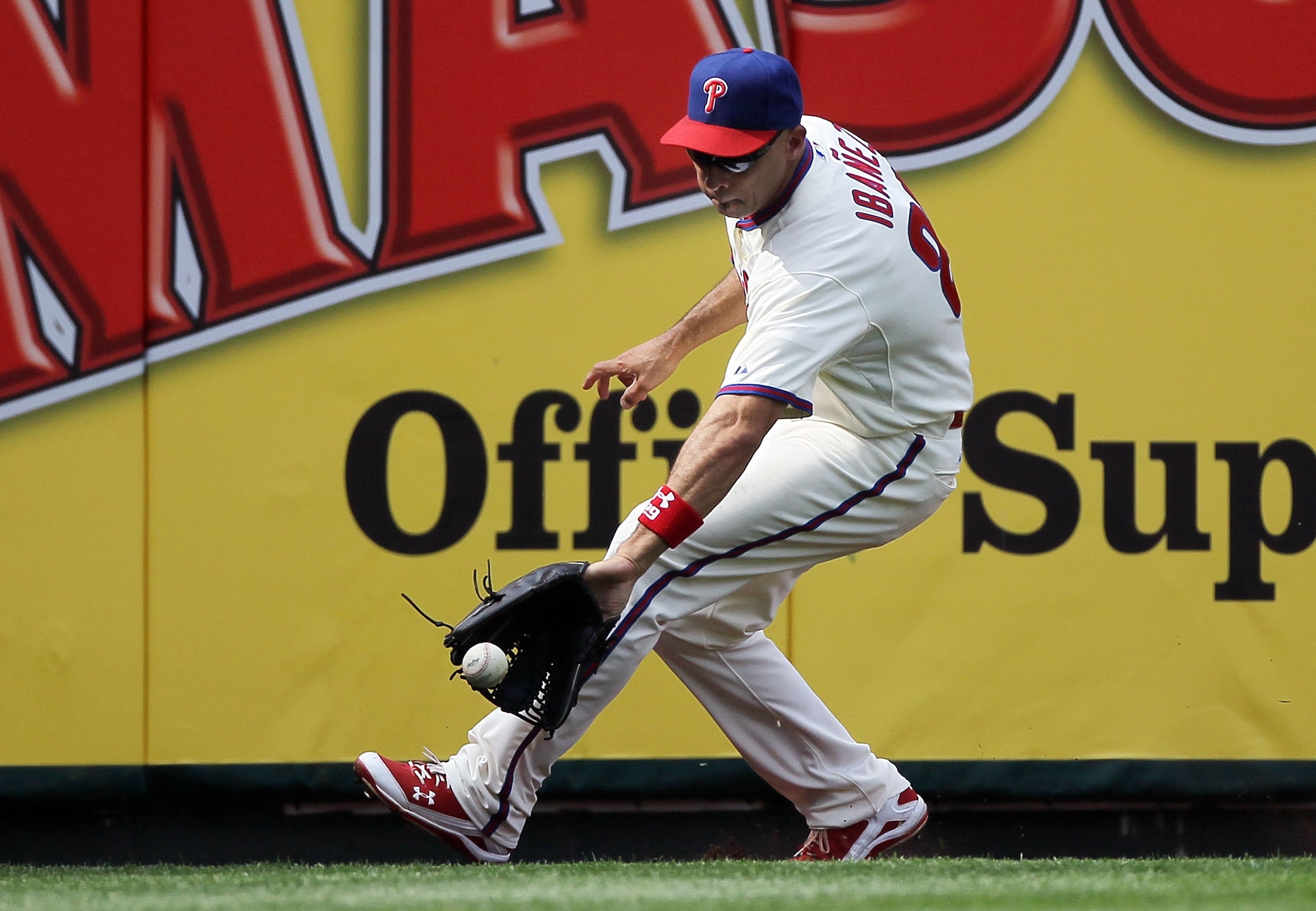 PHILADELPHIA - MAY 01:  Raul Ibanez #29 of the Philadelphia Phillies in action against the New York Mets at Citizens Bank Park on May 1, 2010 in Philadelphia, Pennsylvania.  (Photo by Jim McIsaac/Getty Images)