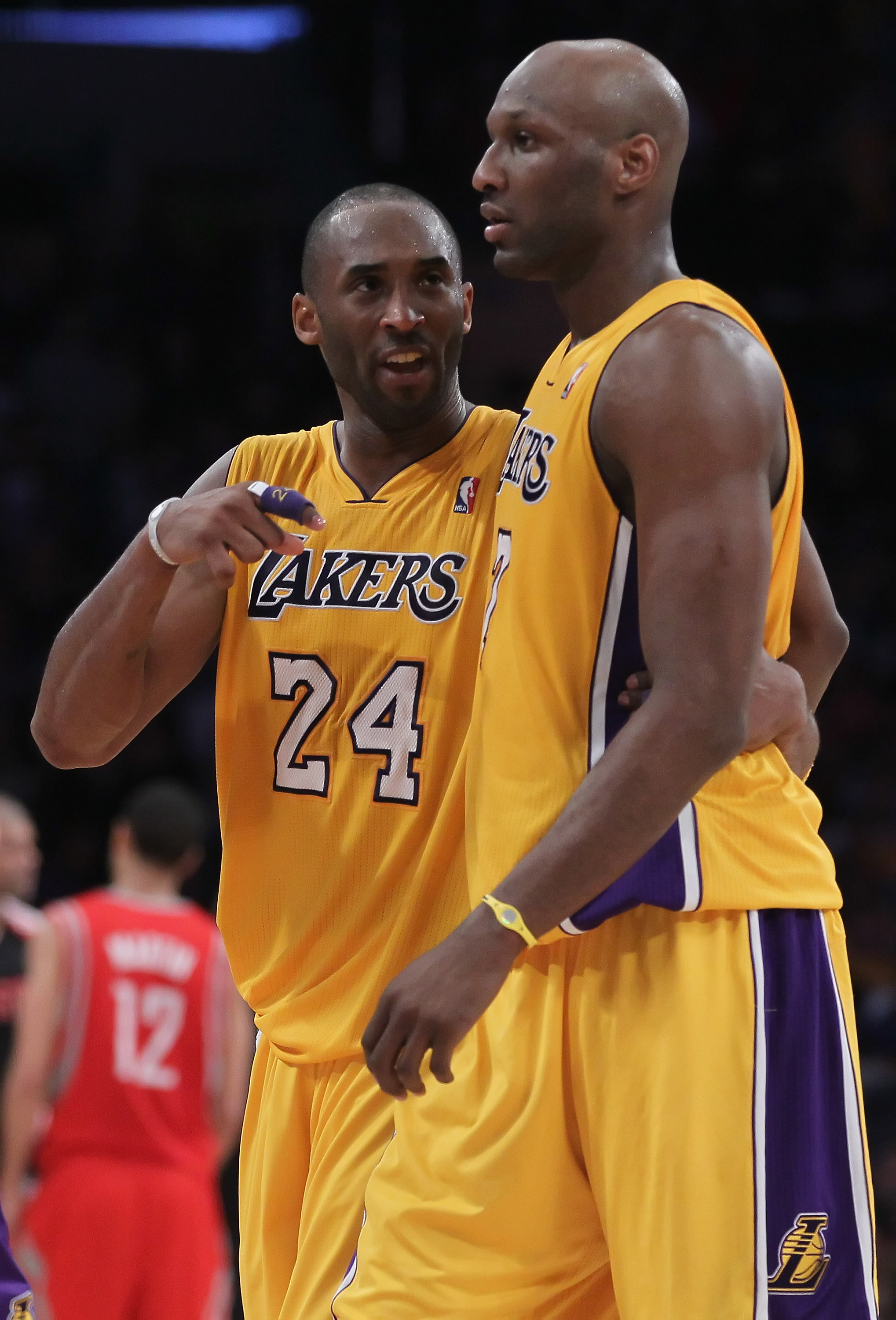 LOS ANGELES, CA - FEBRUARY 01:  Kobe Bryant #24 talks with Lamar Odom #7 of the Los Angeles Lakers against the Houston Rockets in the second half at Staples Center on February 1, 2011 in Los Angeles, California. The Lakers defeated the Rockets 114-106. NO