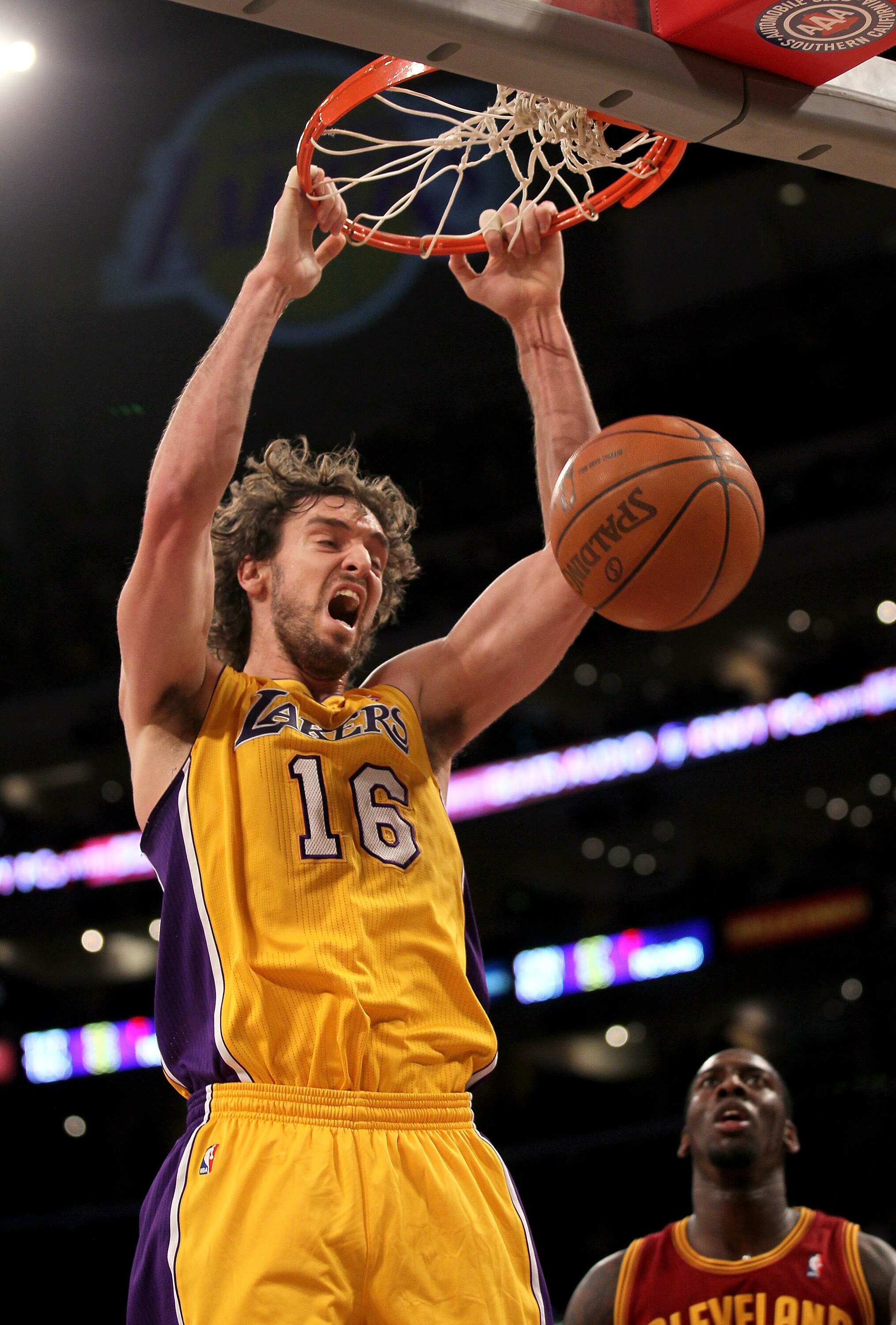 LOS ANGELES, CA - JANUARY 11: Pau Gasol #16 of the Los Angeles Lakers dunks against the Cleveland Cavaliers at Staples Center on January 11, 2011 in Los Angeles, California. NOTE TO USER: User expressly acknowledges and agrees that, by downloading and