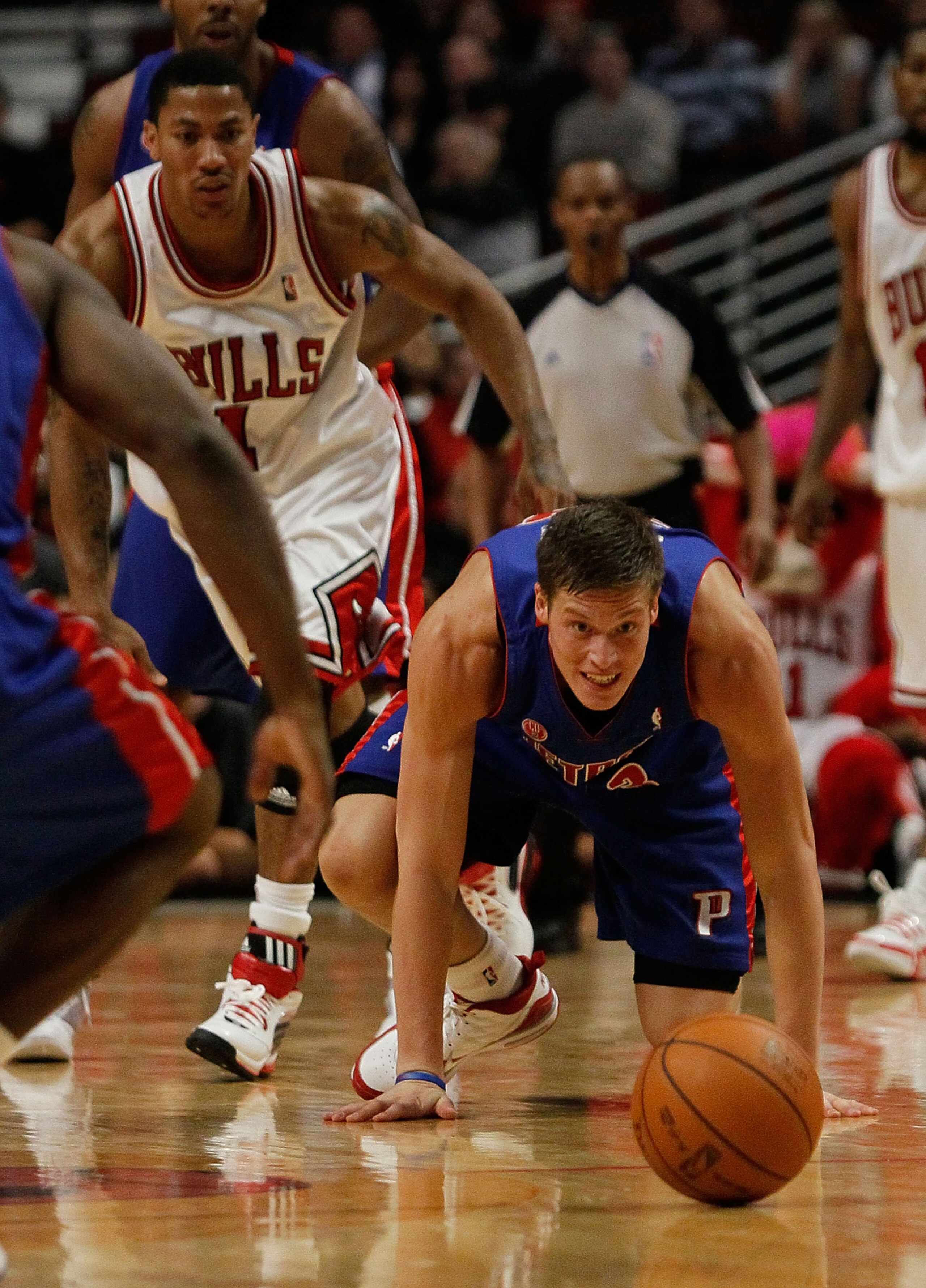 CHICAGO - DECEMBER 02: Jonas Jerebko #33 of the Detroit Pistons watches as the ball gets away from him under pressure from Derrick Rose #1 of the Chicago Bulls at the United Center on December 2, 2009 in Chicago, Illinois. The Bulls defeated the Pistons 9