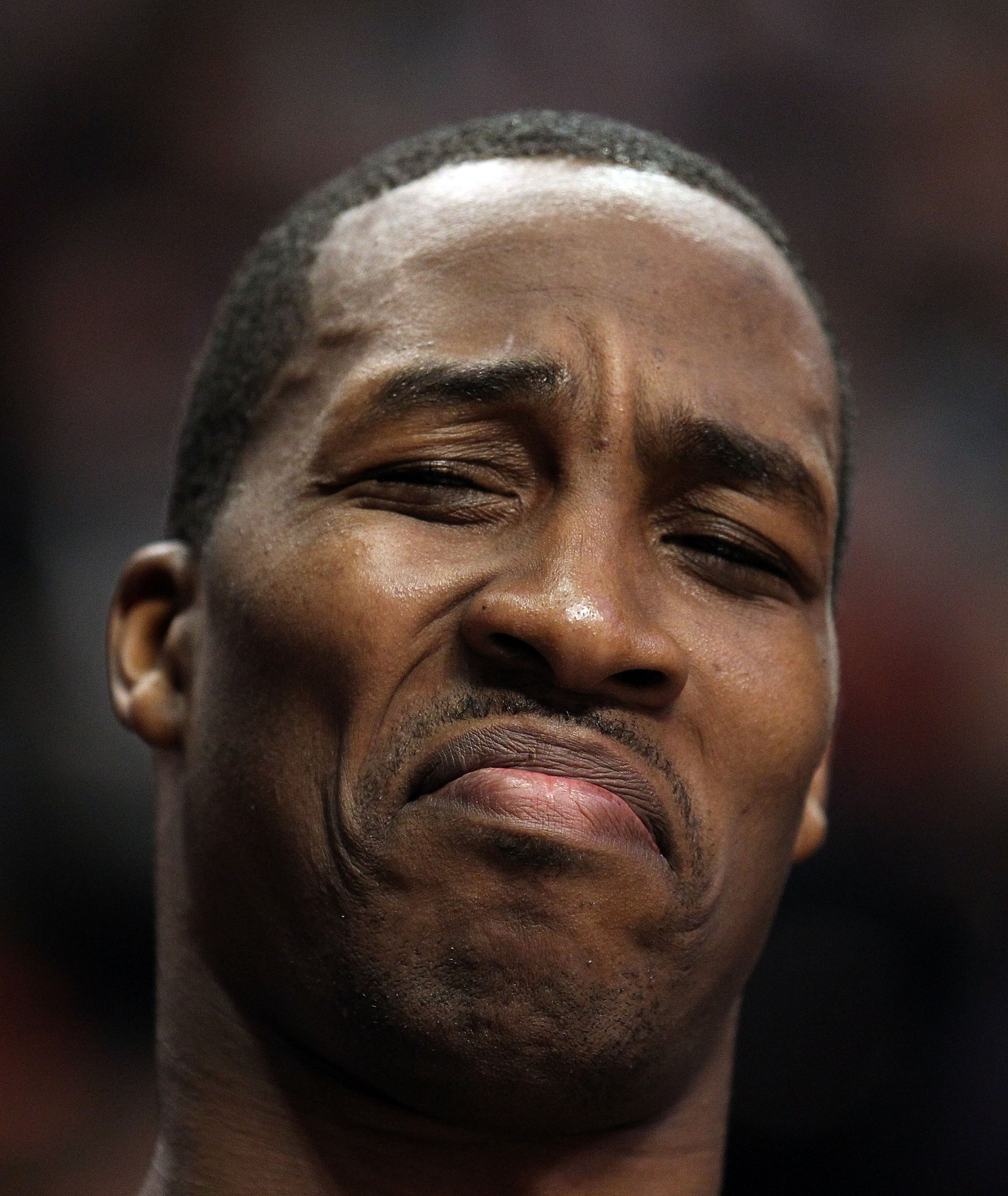 CHICAGO, IL - JANUARY 28: Dwight Howard #12 of the Orlando Magic reacts to the taunts of a fan as he sits on the bench during a game against the Chicago Bulls at the United Center on January 28, 2011 in Chicago, Illinois. The Bulls defeated the Magic 99-9 CHICAGO, IL - JANUARY 28: Dwight Howard #12 of the Orlando Magic reacts to the taunts of a fan as he sits on the bench during a game against the Chicago Bulls at the United Center on January 28, 2011 in Chicago, Illinois. The Bulls defeated the Magic 99-9