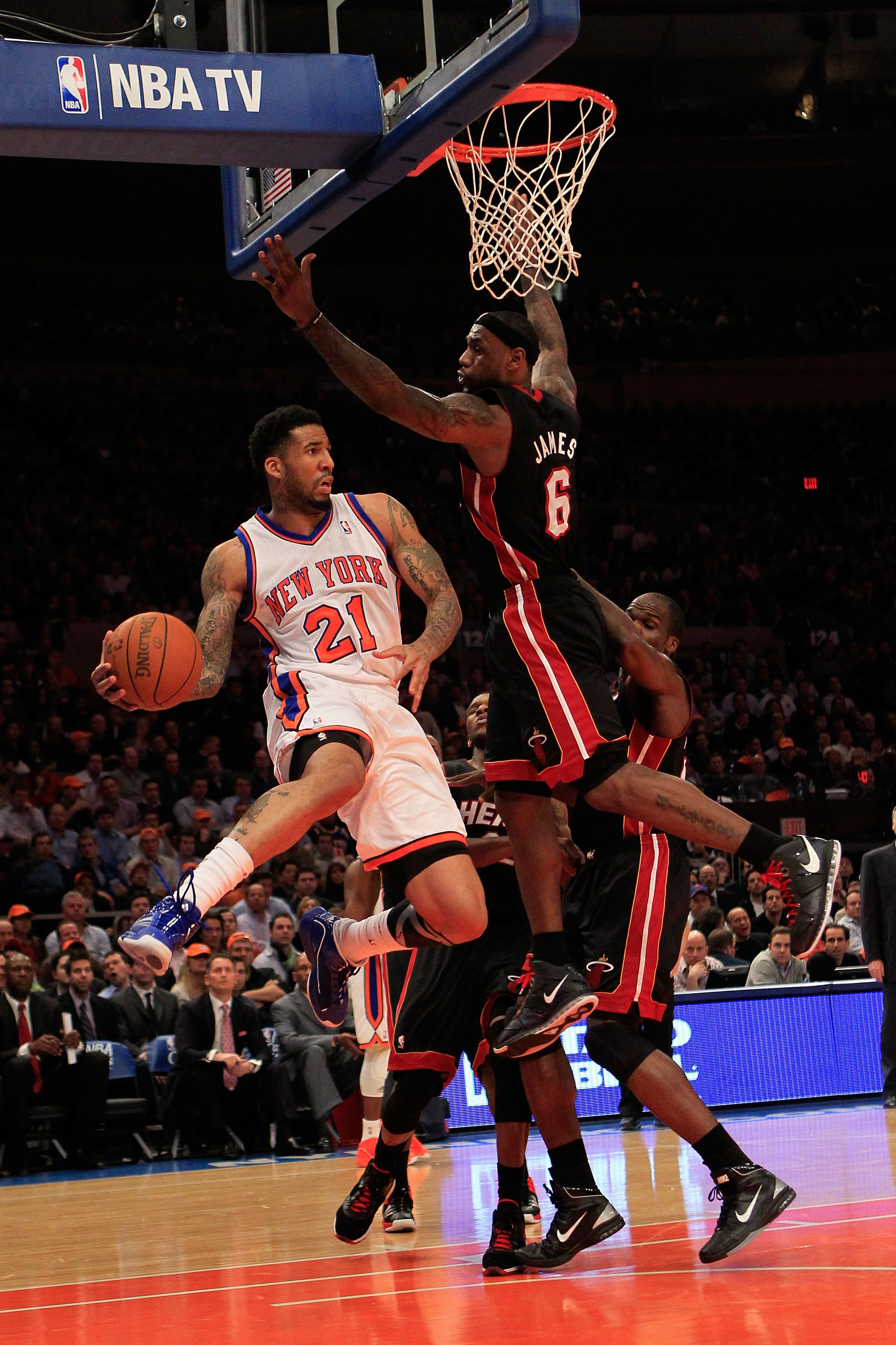 NEW YORK, NY - JANUARY 27: Wilson Chandler #21 of the New York Knicks passes around LeBron James #6 of the Miami Heat at Madison Square Garden on January 27, 2011 in New York City. NOTE TO USER: User expressly acknowledges and agrees that, by downloading NEW YORK, NY - JANUARY 27: Wilson Chandler #21 of the New York Knicks passes around LeBron James #6 of the Miami Heat at Madison Square Garden on January 27, 2011 in New York City. NOTE TO USER: User expressly acknowledges and agrees that, by downloading