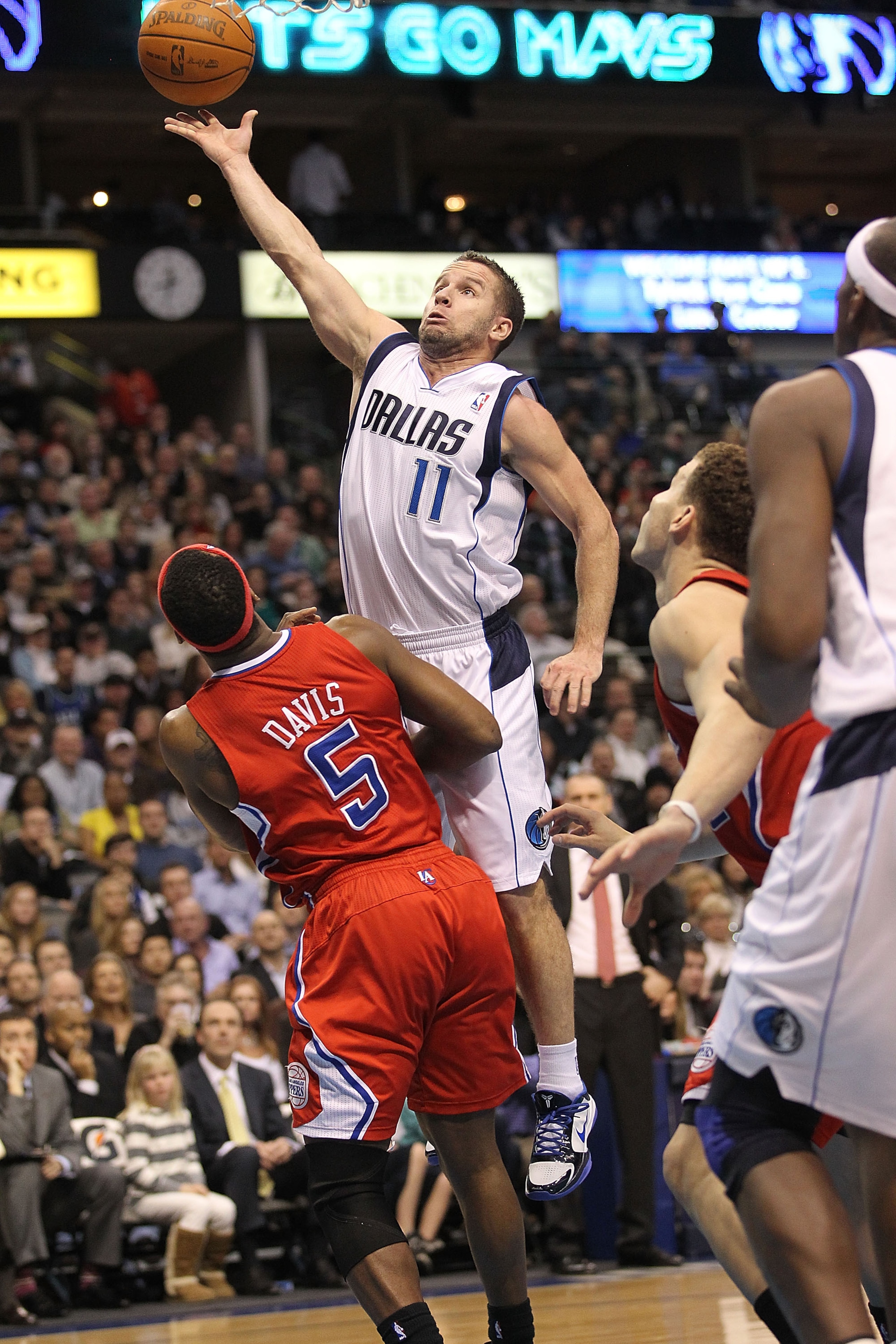 DALLAS, TX - JANUARY 25: Guard Jose Juan Barea #11 of the Dallas Mavericks takes a shot against Baron Davis #5 of the Los Angeles Clippers at American Airlines Center on January 25, 2011 in Dallas, Texas. NOTE TO USER: User expressly acknowledges and ag DALLAS, TX - JANUARY 25: Guard Jose Juan Barea #11 of the Dallas Mavericks takes a shot against Baron Davis #5 of the Los Angeles Clippers at American Airlines Center on January 25, 2011 in Dallas, Texas. NOTE TO USER: User expressly acknowledges and ag