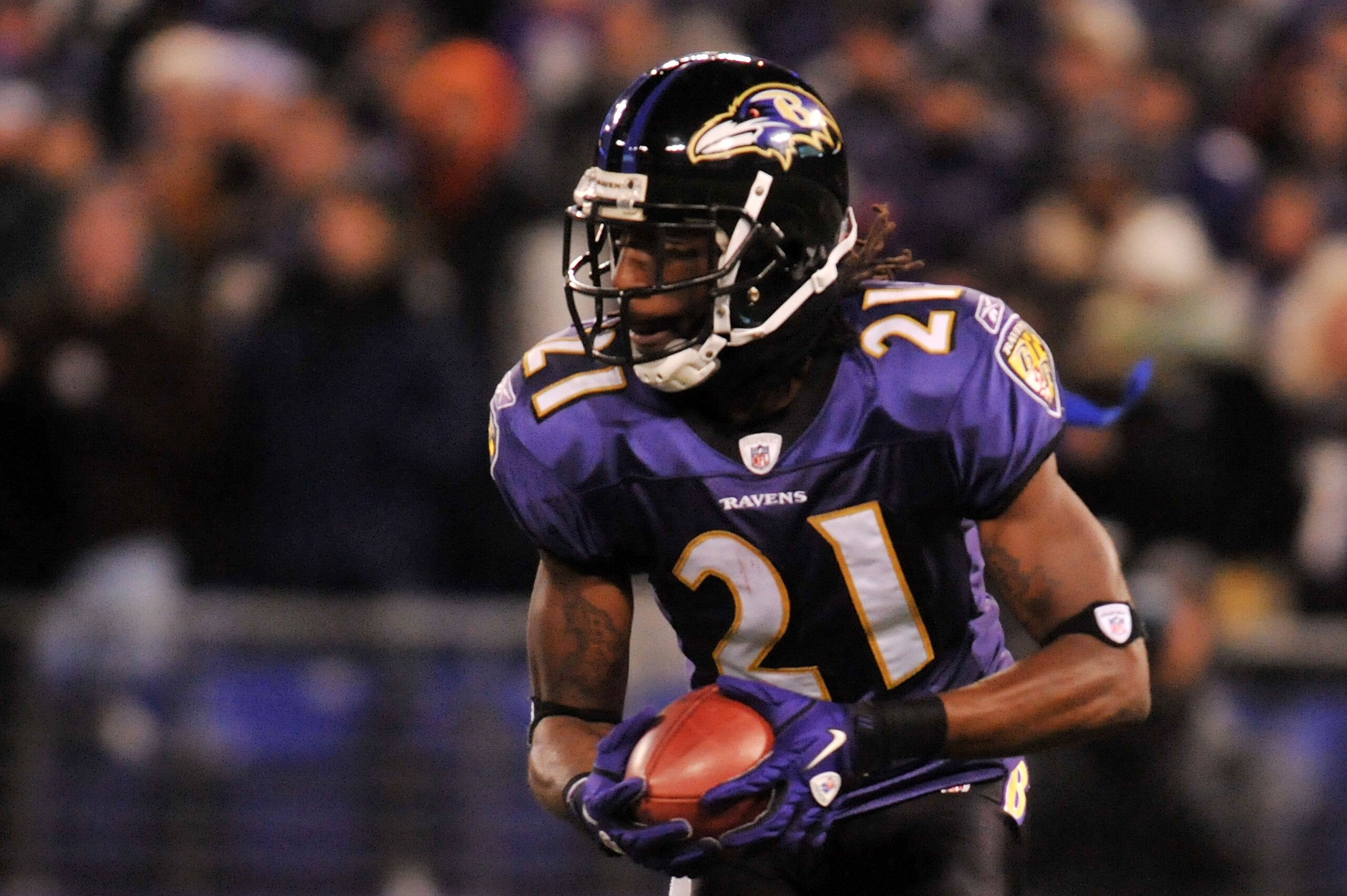 BALTIMORE, MD - DECEMBER 05:  Corner back Lardarius Webb #21 of the Baltimore Ravens runs the ball against the Pittsburgh Steelers at M&T Bank Stadium on December 5, 2010 in Baltimore, Maryland.  (Photo by Larry French/Getty Images)