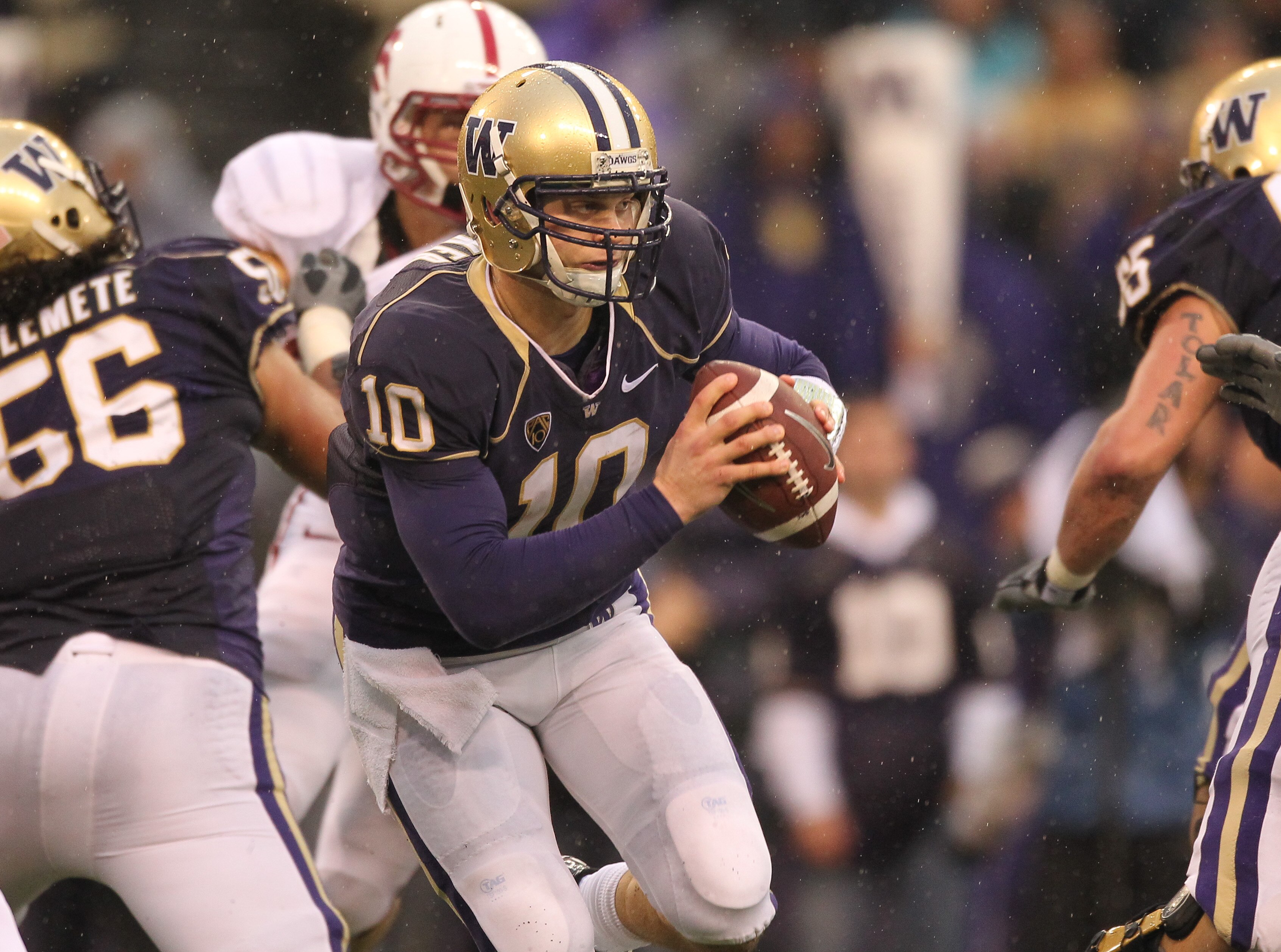SEATTLE - OCTOBER 30:  Quarterback Jake Locker #10 of the Washington Huskies scrambles against the Stanford Cardinal on October 30, 2010 at Husky Stadium in Seattle, Washington. Stanford won 41-0. (Photo by Otto Greule Jr/Getty Images)