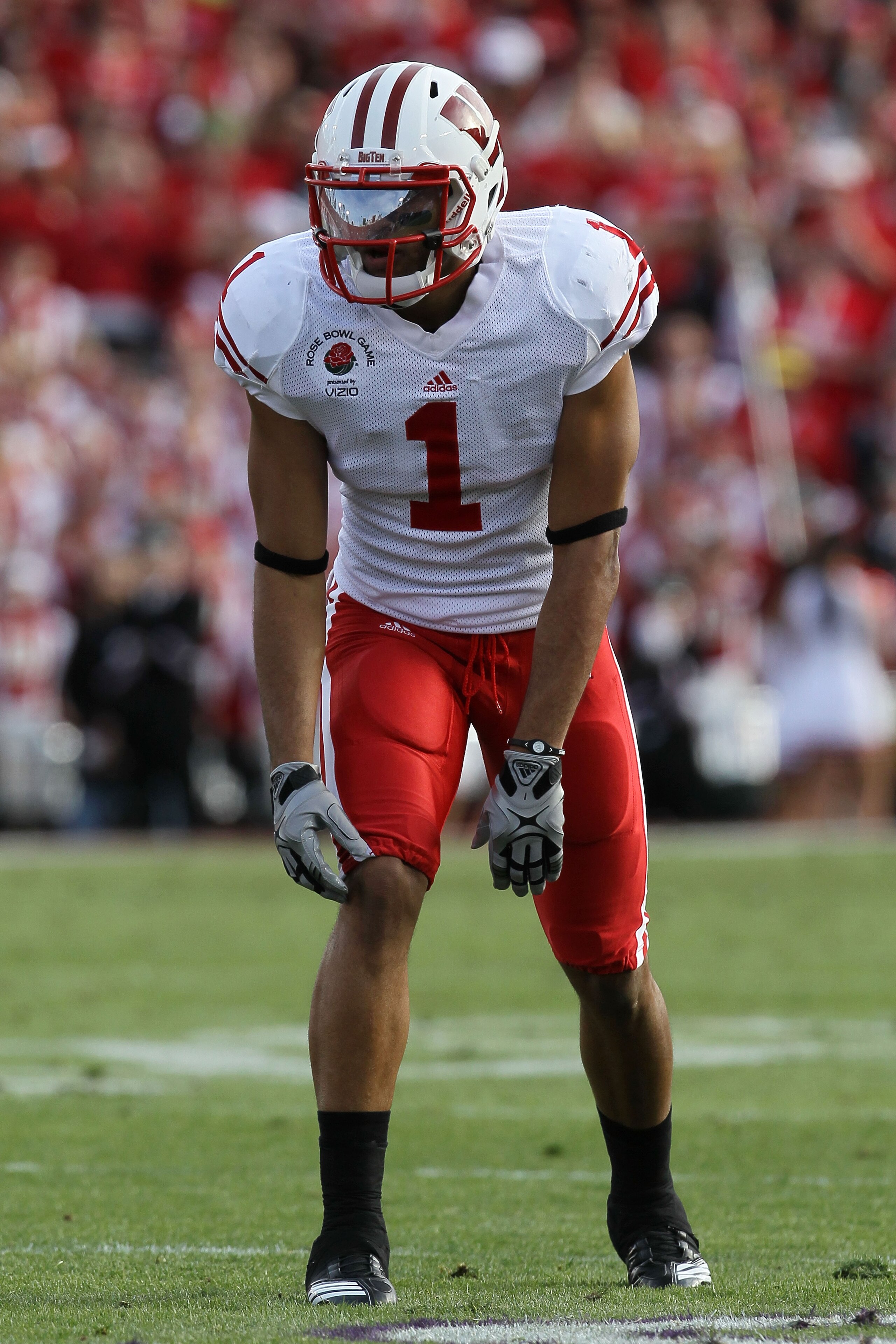 PASADENA, CA - JANUARY 01:  Wide receiver Nick Toon #1 of the Wisconsin Badgers lines up against the TCU Horned Frogs during the 97th Rose Bowl game on January 1, 2011 in Pasadena, California.  (Photo by Stephen Dunn/Getty Images)
