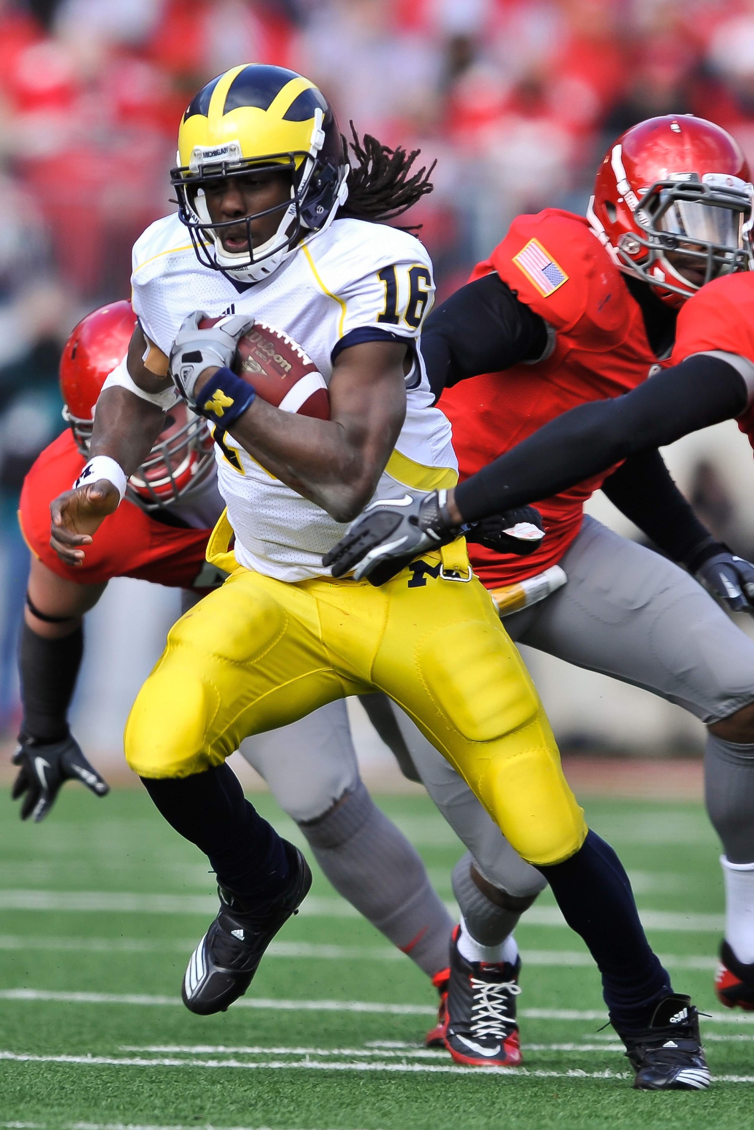 COLUMBUS, OH - NOVEMBER 27:  Quarterback Denard Robinson #16 of the Michigan Wolverines runs with the ball against the Ohio State Buckeyes at Ohio Stadium on November 27, 2010 in Columbus, Ohio.  (Photo by Jamie Sabau/Getty Images)
