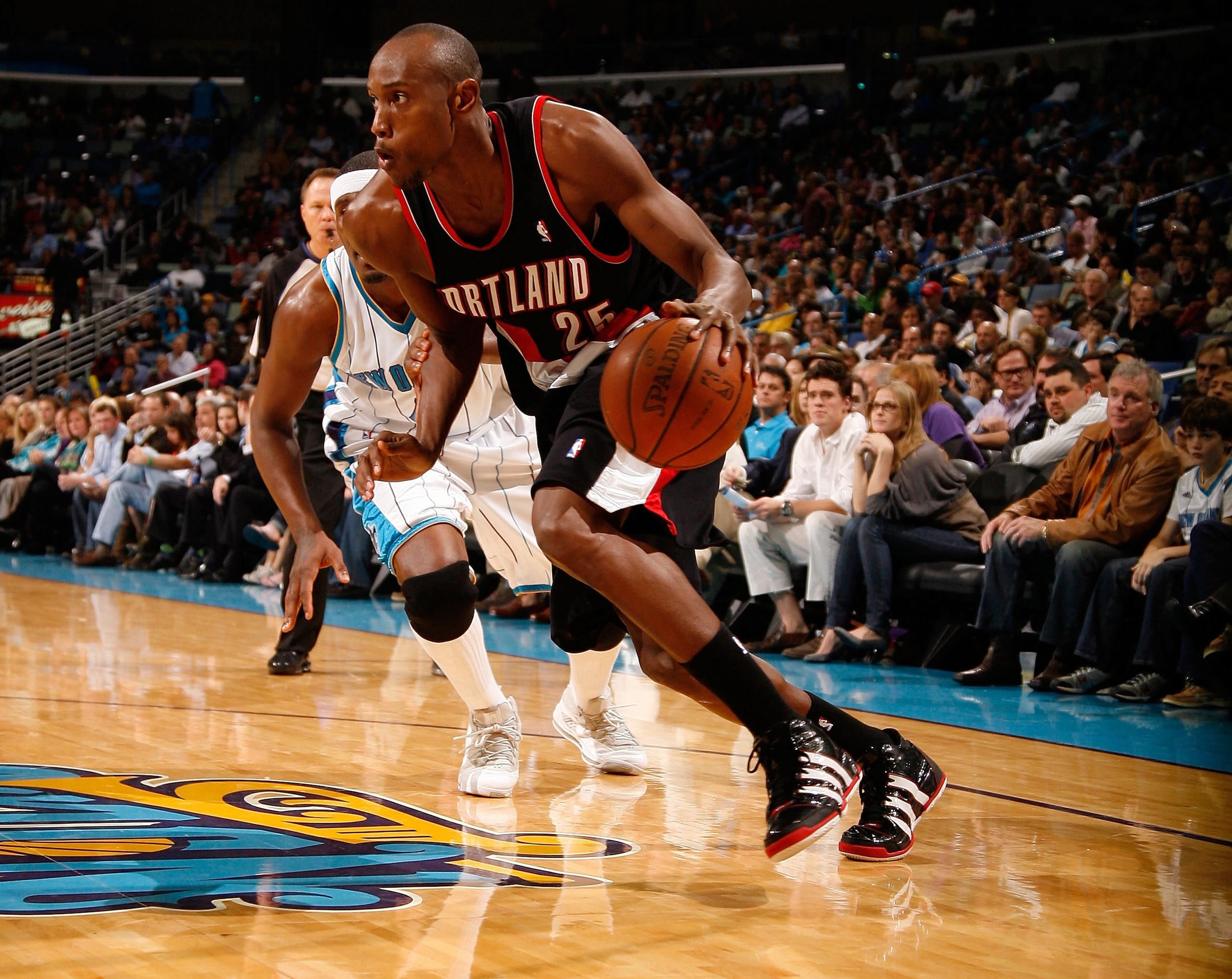 NEW ORLEANS - NOVEMBER 13:  Travis Outlaw #25  of the Portland Trail Blazers drives the ball around James Posey #41 of the New Orleans Hornets at the New Orleans Arena on November 13, 2009 in New Orleans, Louisiana.  NOTE TO USER: User expressly acknowled