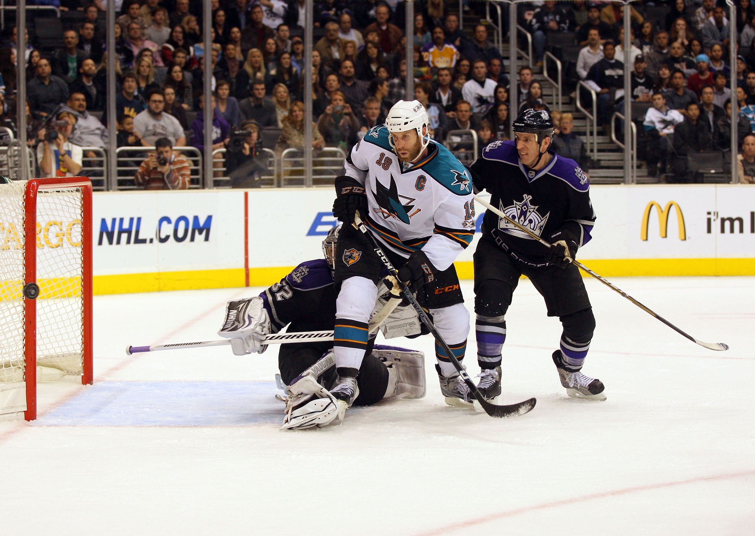 LOS ANGELES, CA - JANUARY 26: Joe Thornton #19 of the San Jose Sharks sets a screen in front of goaltender Jonathan Quick #32 of the Los Angeles Kings as defensemen Rob Scuderi #7 helps defend the play on at Staples Center on January 26, 2011 in Los Ange LOS ANGELES, CA - JANUARY 26: Joe Thornton #19 of the San Jose Sharks sets a screen in front of goaltender Jonathan Quick #32 of the Los Angeles Kings as defensemen Rob Scuderi #7 helps defend the play on at Staples Center on January 26, 2011 in Los Ange