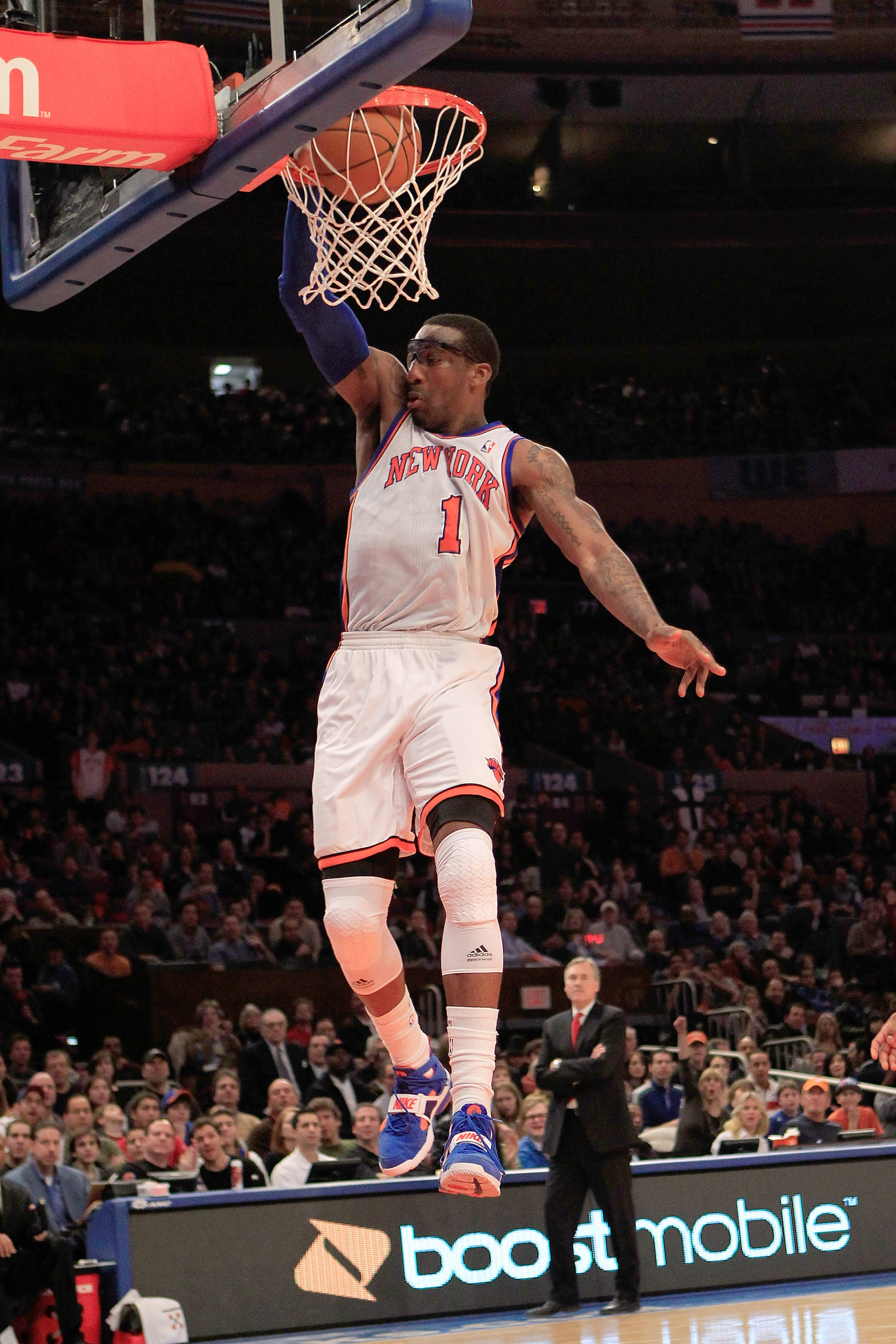 NEW YORK, NY - FEBRUARY 06:  Amar'e Stoudemire #1 of the New York Knicks dunks the ball against the Philadelphia 76ers at Madison Square Garden on February 6, 2011 in New York City. NOTE TO USER: User expressly acknowledges and agrees that, by downloading