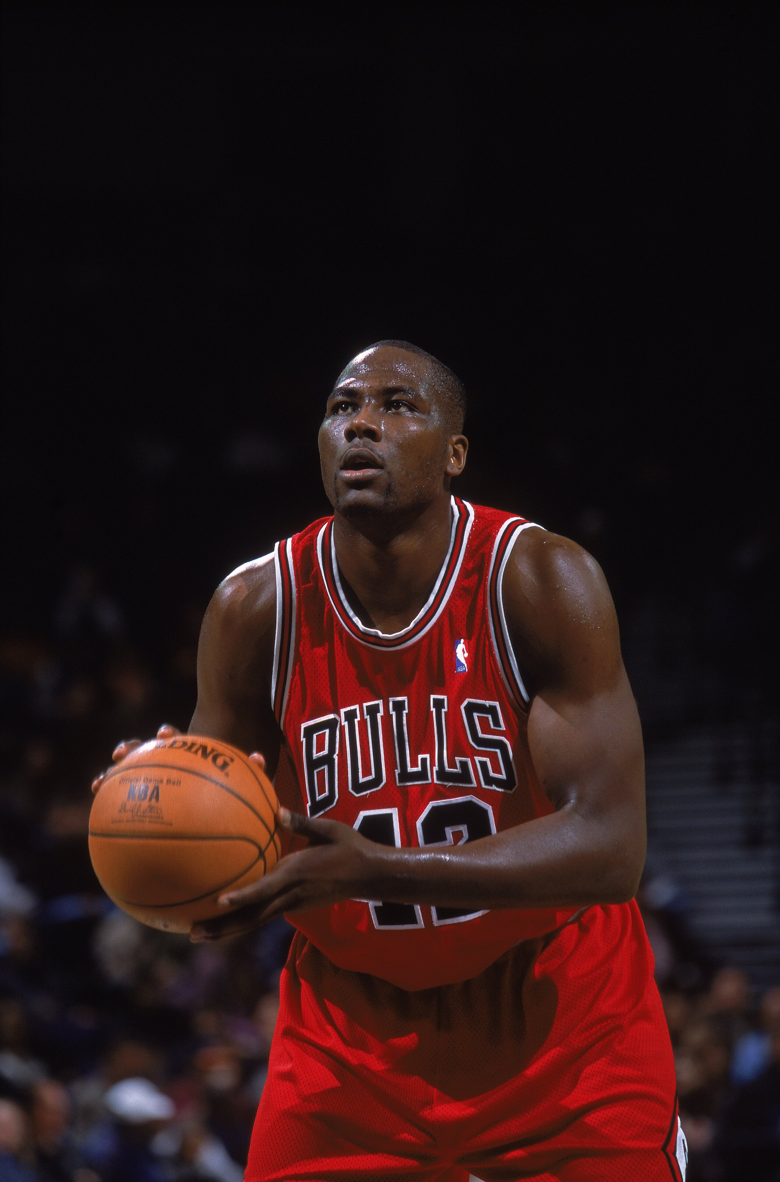21 Nov 2000:  Elton Brand #42 of the Chicago Bulls sets to make a free throw during the game against the Golden State Warriors at the Network Associates Stadium in Oakland, California. The Warriors defeated the Bulls 89-74.   NOTE TO USER: It is expressly