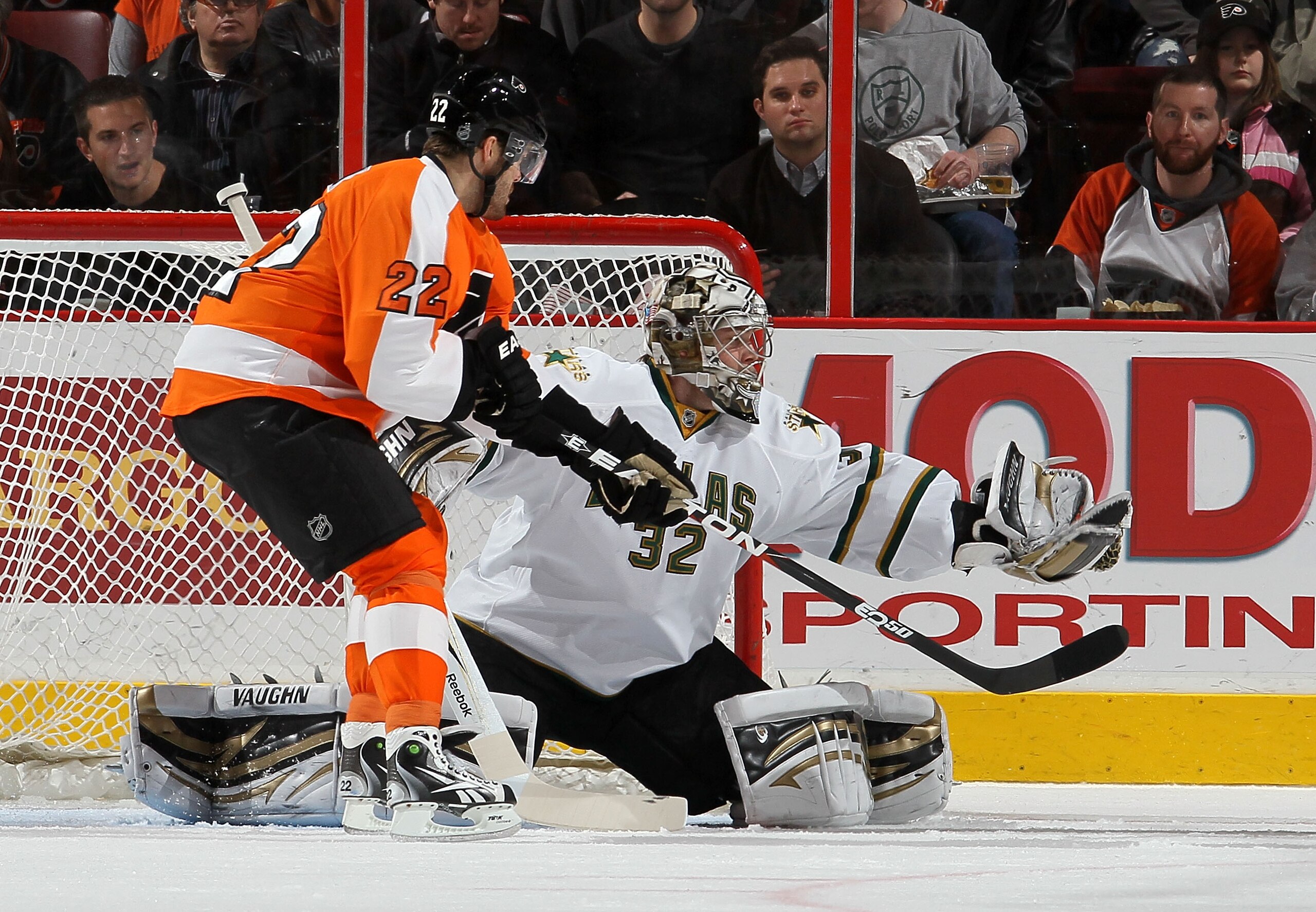 PHILADELPHIA, PA - FEBRUARY 05: Kari Lehtonen #32 of the Dallas Stars makes a save under pressure from Ville Leino #22 of the Philadelphia Flyers on February 5, 2011 at Wells Fargo Center in Philadelphia, Pennsylvania. (Photo by Jim McIsaac/Getty Images PHILADELPHIA, PA - FEBRUARY 05: Kari Lehtonen #32 of the Dallas Stars makes a save under pressure from Ville Leino #22 of the Philadelphia Flyers on February 5, 2011 at Wells Fargo Center in Philadelphia, Pennsylvania. (Photo by Jim McIsaac/Getty Images