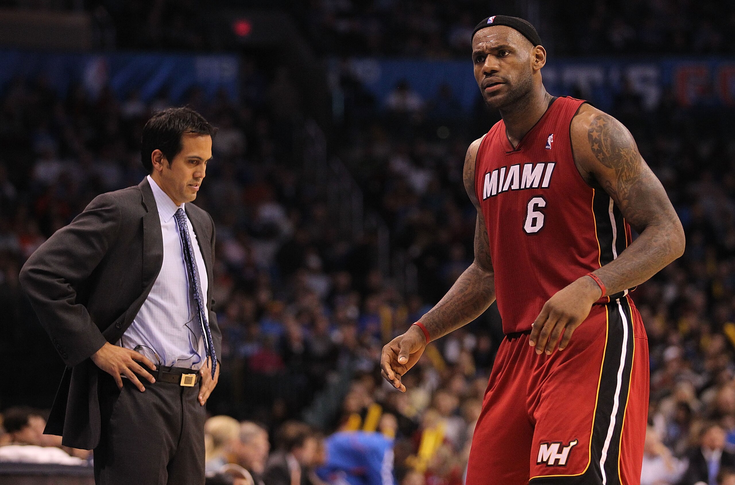 OKLAHOMA CITY, OK - JANUARY 30:  Forward LeBron James #6 of the Miami Heat at Ford Center on January 30, 2011 in Oklahoma City, Oklahoma.  NOTE TO USER: User expressly acknowledges and agrees that, by downloading and or using this photograph, User is cons