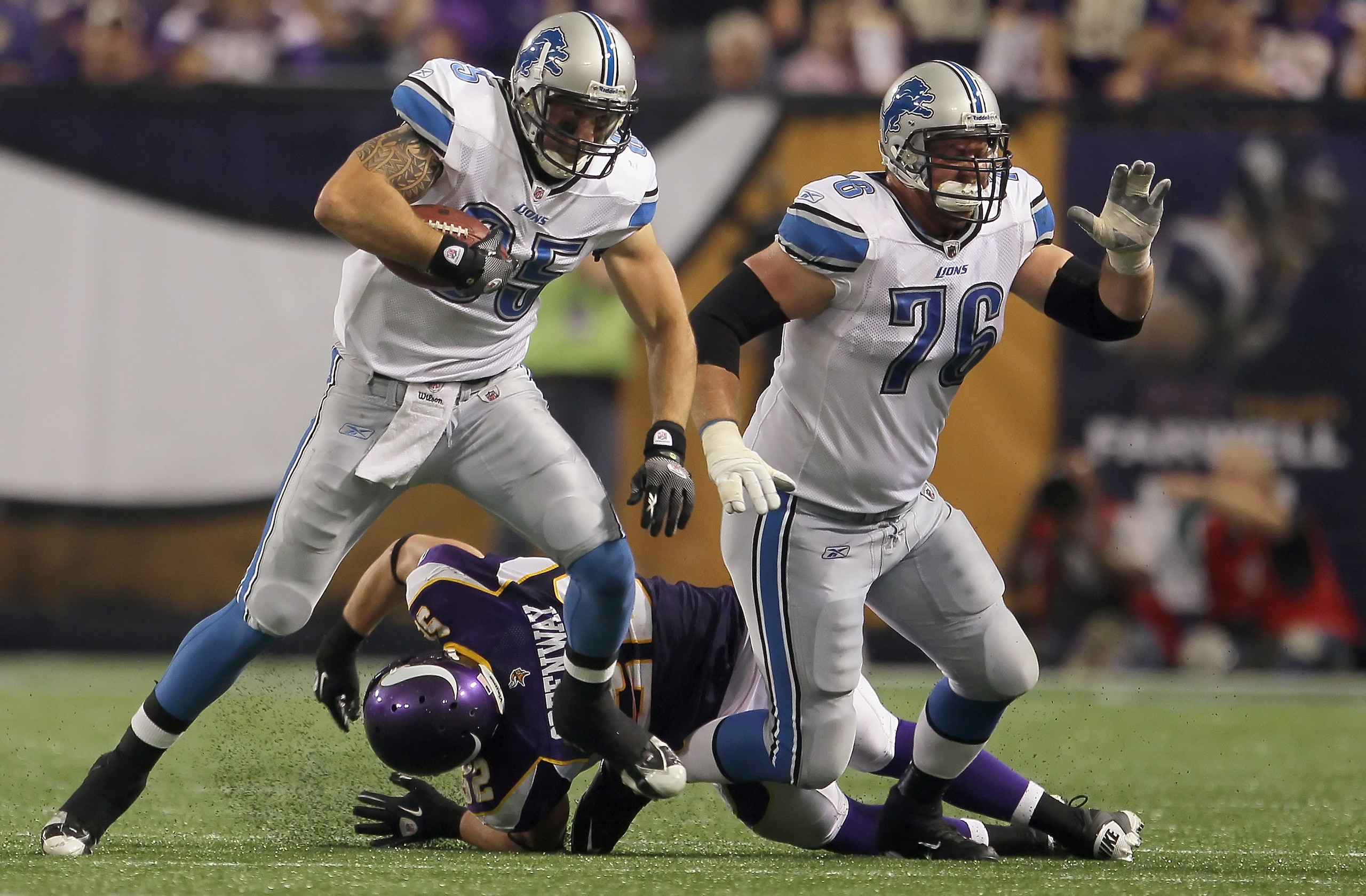 MINNEAPOLIS - SEPTEMBER 26: Tight end Tony Scheffler #85 of the Detroit Lions carries the ball as teammate Jeff Backus #76 prepares to block against the Minnesota Vikings at Mall of America Field on September 26, 2010 in Minneapolis, Minnesota. The Vikin MINNEAPOLIS - SEPTEMBER 26: Tight end Tony Scheffler #85 of the Detroit Lions carries the ball as teammate Jeff Backus #76 prepares to block against the Minnesota Vikings at Mall of America Field on September 26, 2010 in Minneapolis, Minnesota. The Vikin