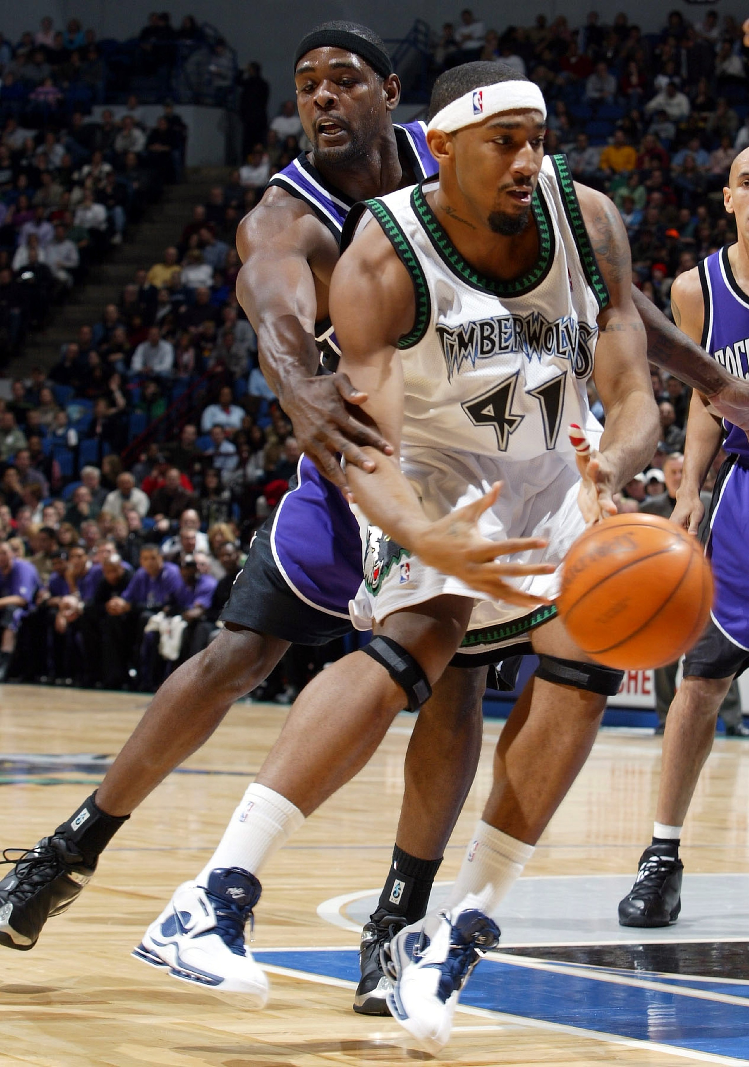 MINNEAPOLIS - DECEMBER 10:  Chris Webber #4 of the Sacramento Kings fouls Eddie Griffin #41 of the Minnesota Timberwolves in the first half on December 10, 2004 at the Targe Center in Minneapolis, Minnesota. NOTE TO USER: User expressly acknowledges and a