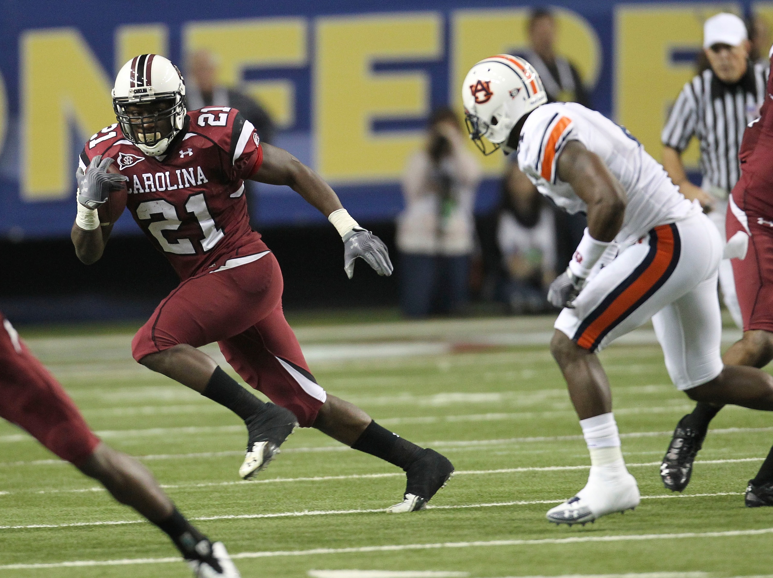ATLANTA - DECEMBER 04:  Running back Marcus Lattimore #21 of the South Carolina Gamecocks runs with the ball during the 2010 SEC Championship against the Auburn Tigers at Georgia Dome on December 4, 2010 in Atlanta, Georgia.  (Photo by Mike Zarrilli/Getty