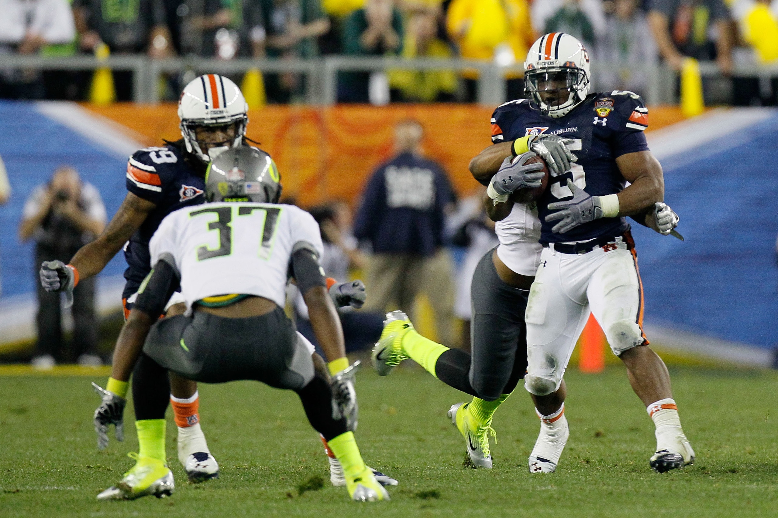 GLENDALE, AZ - JANUARY 10:  Michael Dyer #5 of the Auburn Tigers tries to avoid the tackle of the Oregon Ducks during the Tostitos BCS National Championship Game at University of Phoenix Stadium on January 10, 2011 in Glendale, Arizona.  (Photo by Kevin C