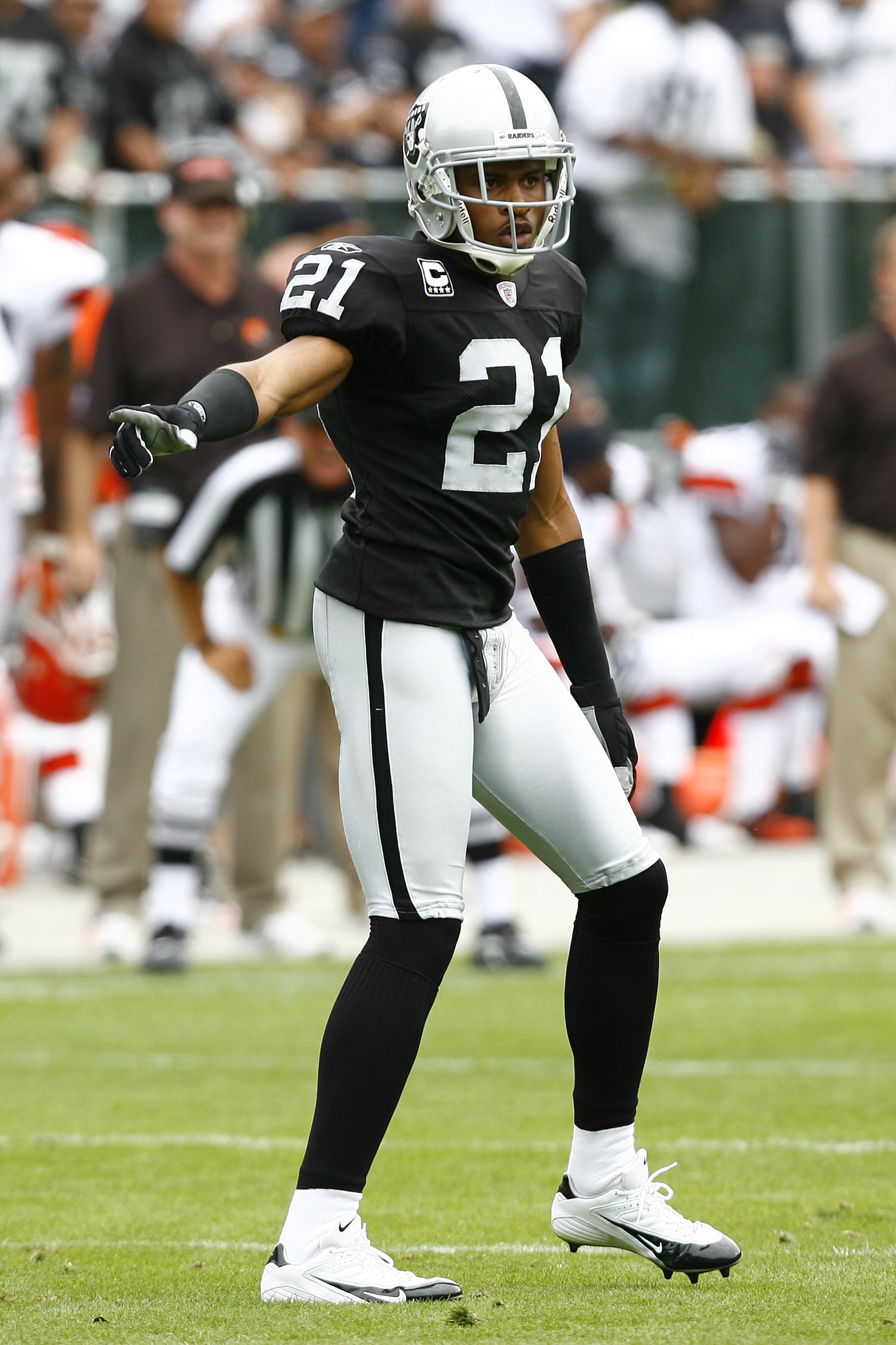 OAKLAND, CA - SEPTEMBER 23:  Cornerback Nnamdi Asomugha #21 of the Oakland Raiders points an opposing receiver against the Cleveland Browns during a 26-24 win at McAfee Coliseum on September 23, 2007 in Oakland, California.  (Photo by Kevin Terrell/Getty