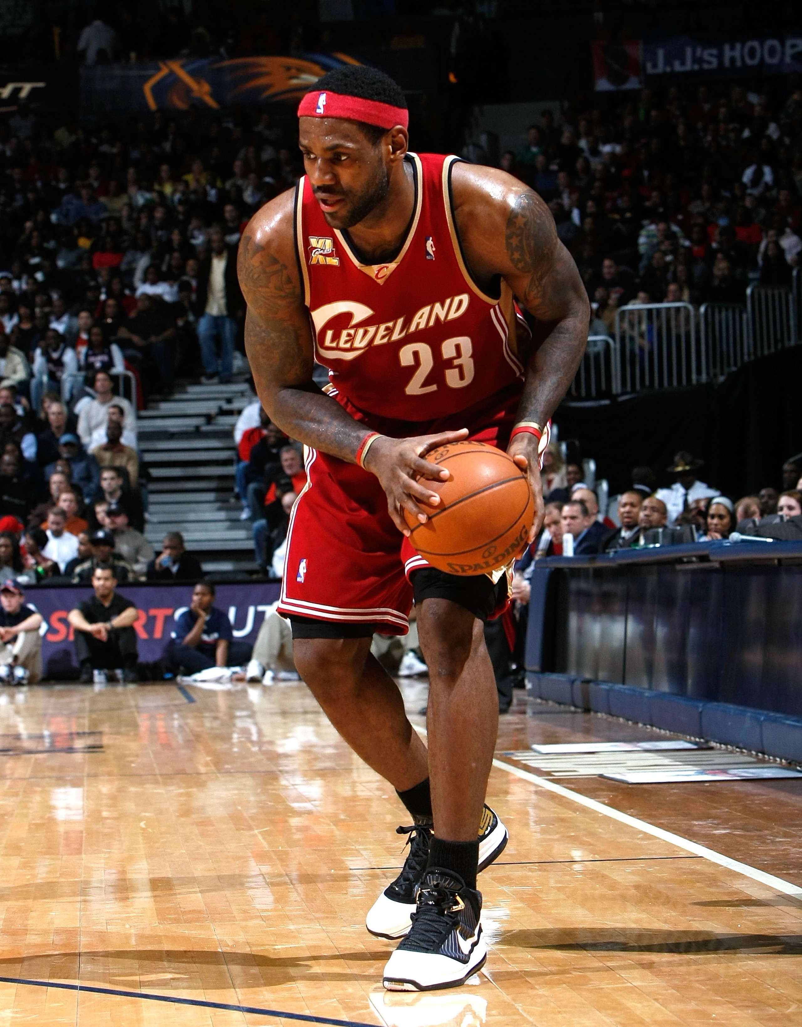 ATLANTA - DECEMBER 29:  LeBron James #23 of the Cleveland Cavaliers against the Atlanta Hawks at Philips Arena on December 29, 2009 in Atlanta, Georgia.  NOTE TO USER: User expressly acknowledges and agrees that, by downloading and/or using this Photograp