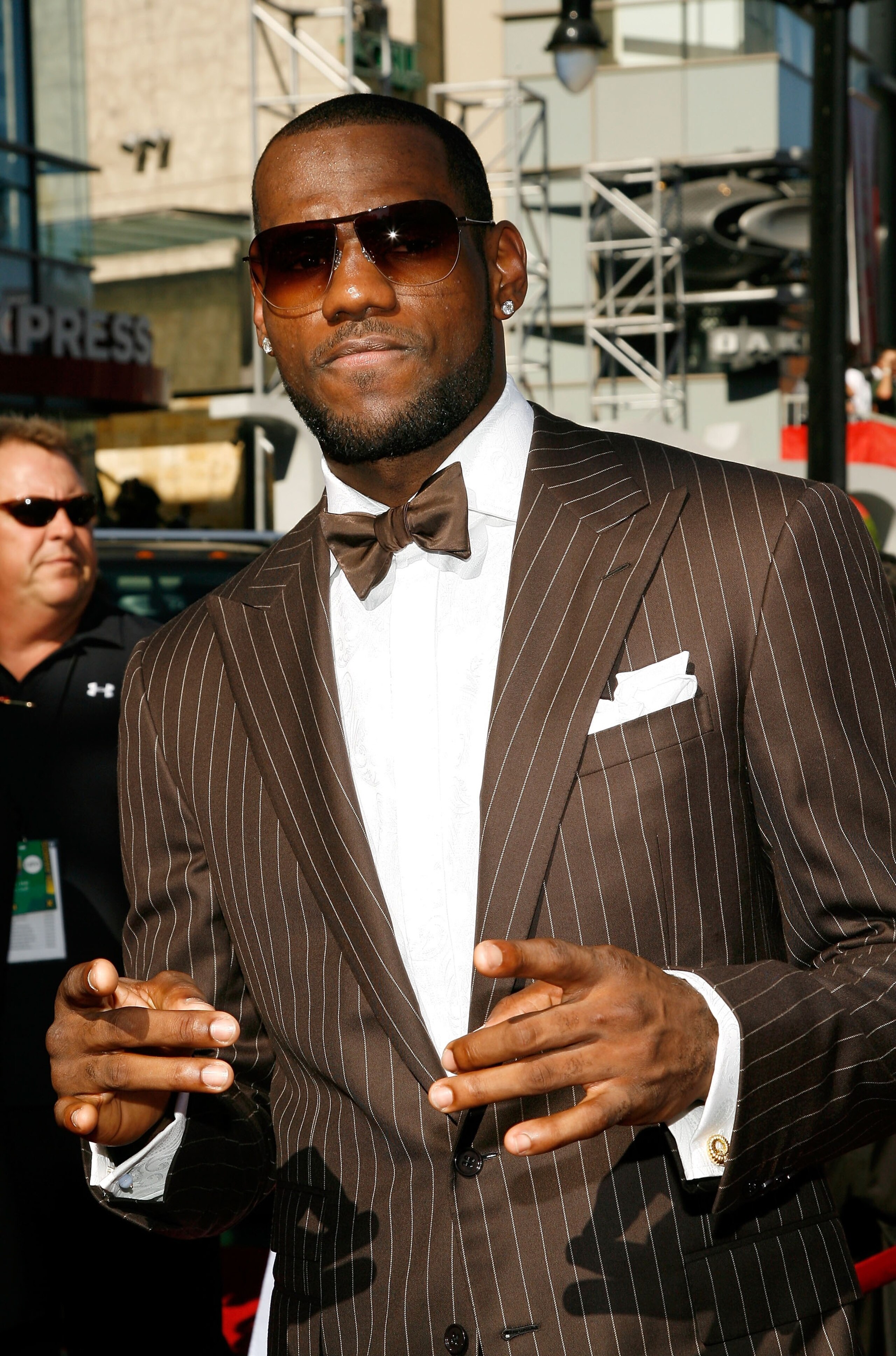 HOLLYWOOD - JULY 11:  NBA player LeBron James arrives at the 2007 ESPY Awards at the Kodak Theatre on July 11, 2007 in Hollywood, California.  (Photo by Vince Bucci/Getty Images)