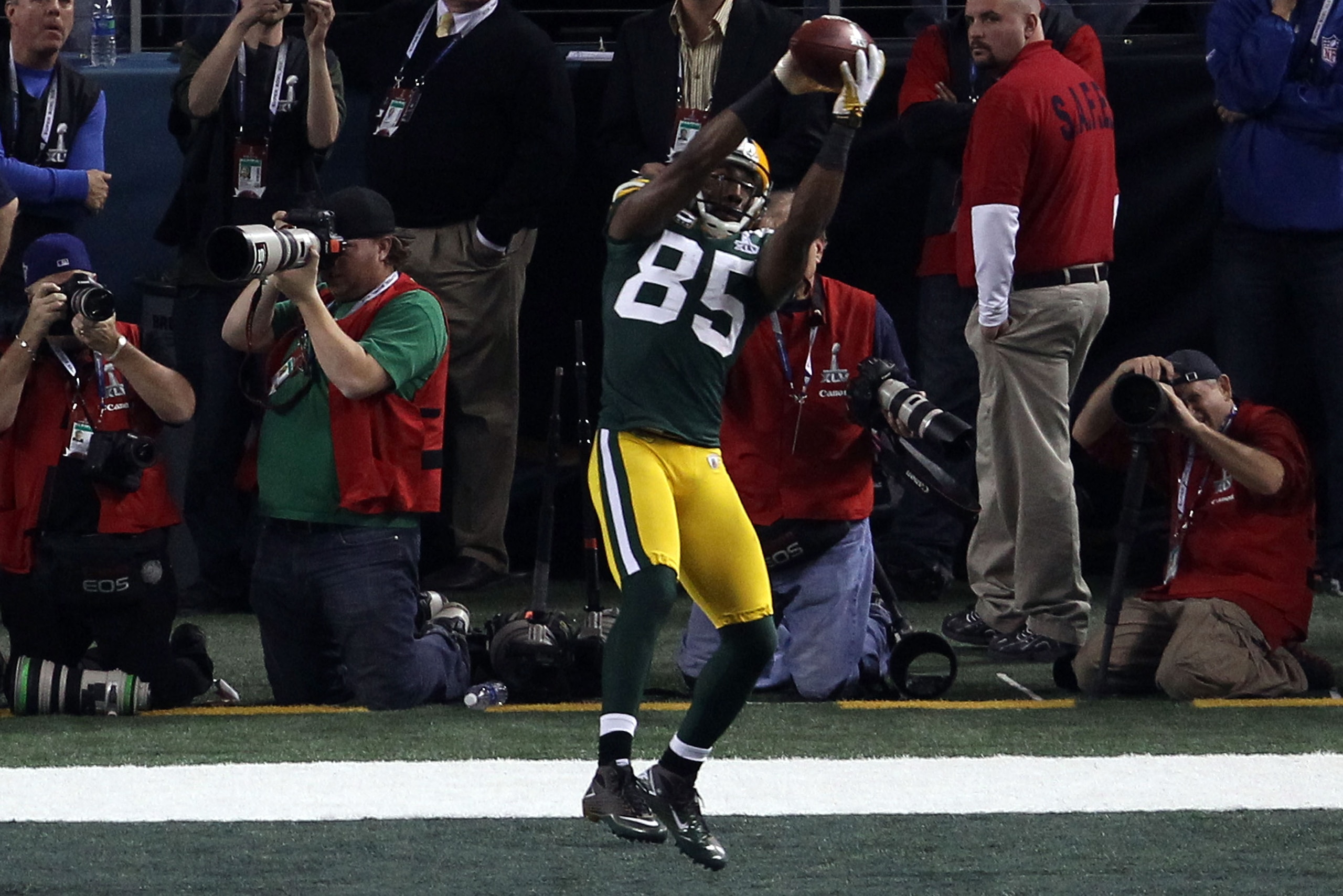 ARLINGTON, TX - FEBRUARY 06: Greg Jennings #85 of the Green Bay Packers catches a a fourth quarter touchdown pass against the Pittsburgh Steelers during Super Bowl XLV at Cowboys Stadium on February 6, 2011 in Arlington, Texas. (Photo by Jonathan Danie ARLINGTON, TX - FEBRUARY 06: Greg Jennings #85 of the Green Bay Packers catches a a fourth quarter touchdown pass against the Pittsburgh Steelers during Super Bowl XLV at Cowboys Stadium on February 6, 2011 in Arlington, Texas. (Photo by Jonathan Danie
