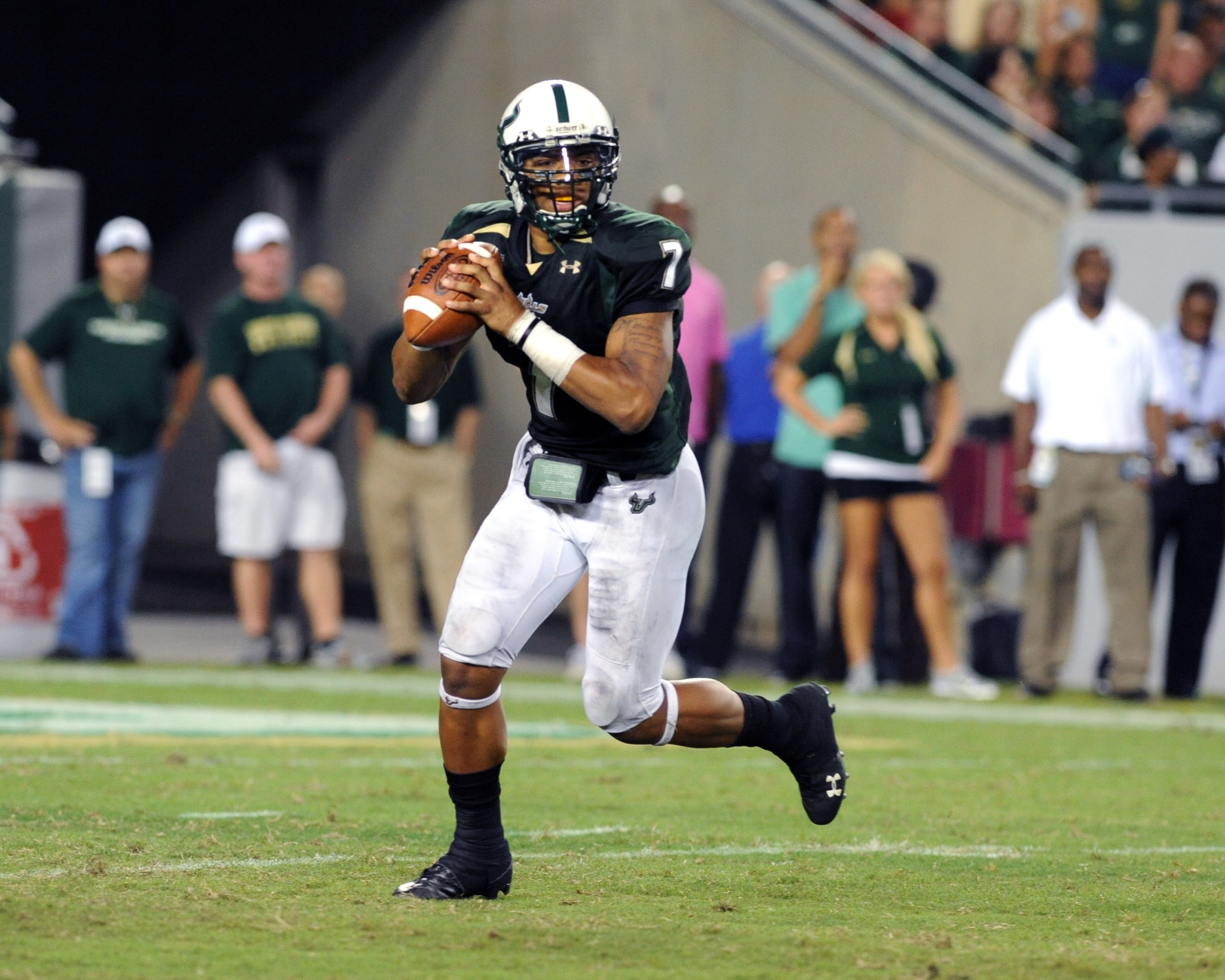 TAMPA, FL - OCTOBER 15: Quarterback B.J. Daniels #7 of the University of South Florida Bulls looks to pass against the Cincinnati Bearcats October 15, 2009 at Raymond James Stadium in Tampa, Florida.  (Photo by Al Messerschmidt/Getty Images)