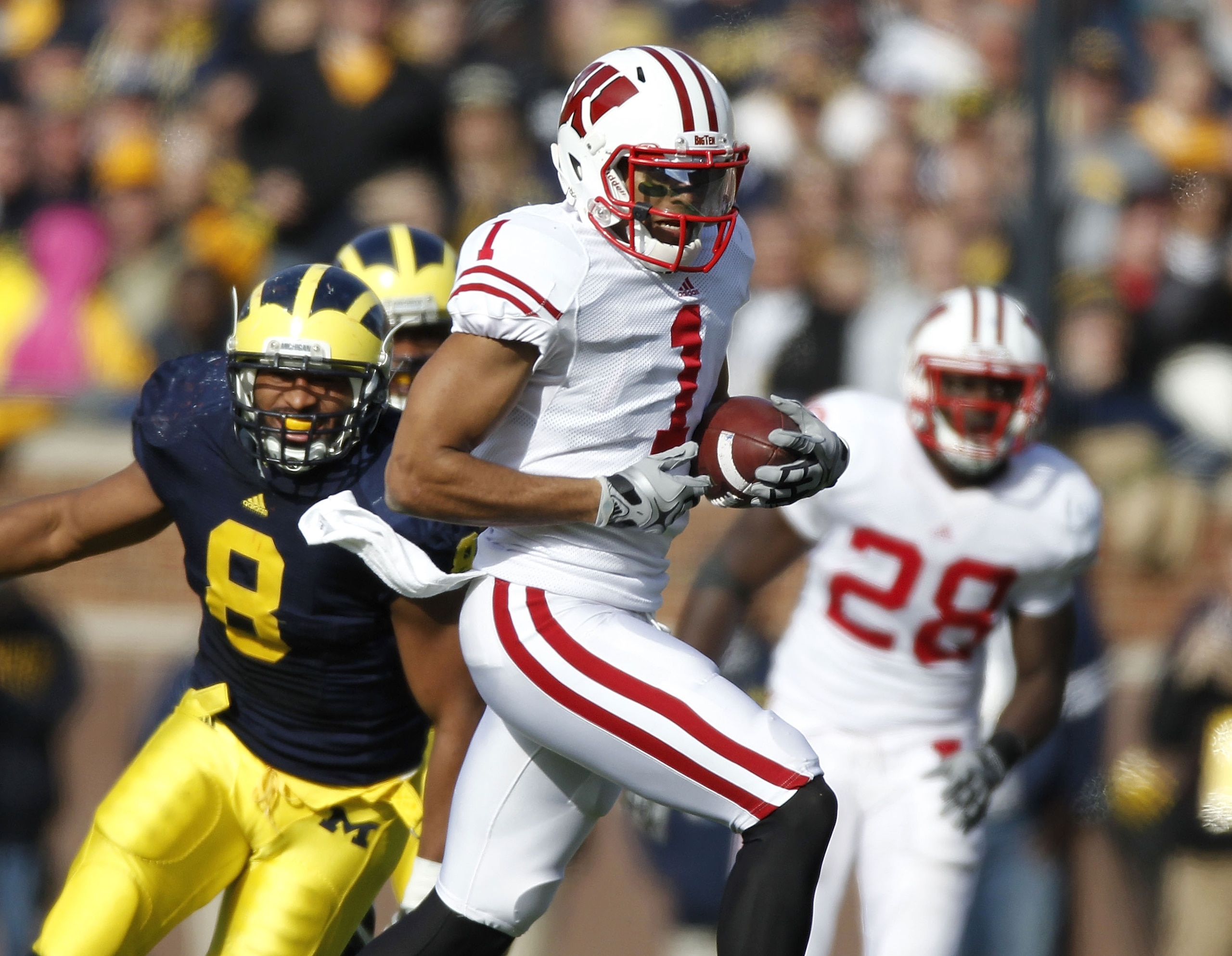 ANN ARBOR, MI - NOVEMBER 20:  Nick Toon #1 of the Wisconsin Badgers runs after a second quarter catch in front of Jonas Mouton #8 of the Michigan Wolverines at Michigan Stadium on November 20, 2010 in Ann Arbor, Michigan.  (Photo by Gregory Shamus/Getty I