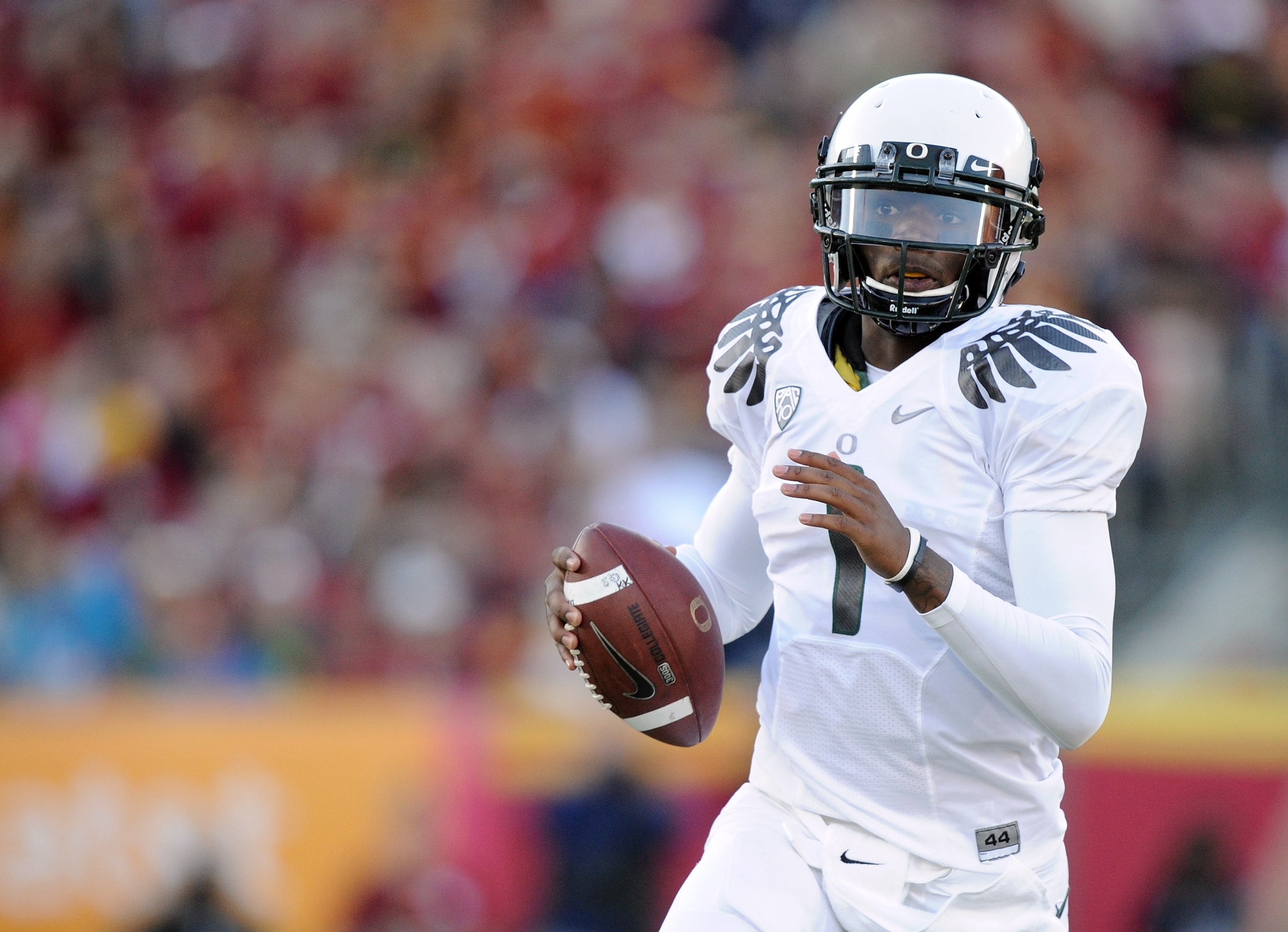 LOS ANGELES, CA - OCTOBER 30:  Darron Thomas #1 of the Oregon Ducks scrambles out of the pocket against the USC Trojans during the game at Los Angeles Memorial Coliseum on October 30, 2010 in Los Angeles, California.  (Photo by Harry How/Getty Images)