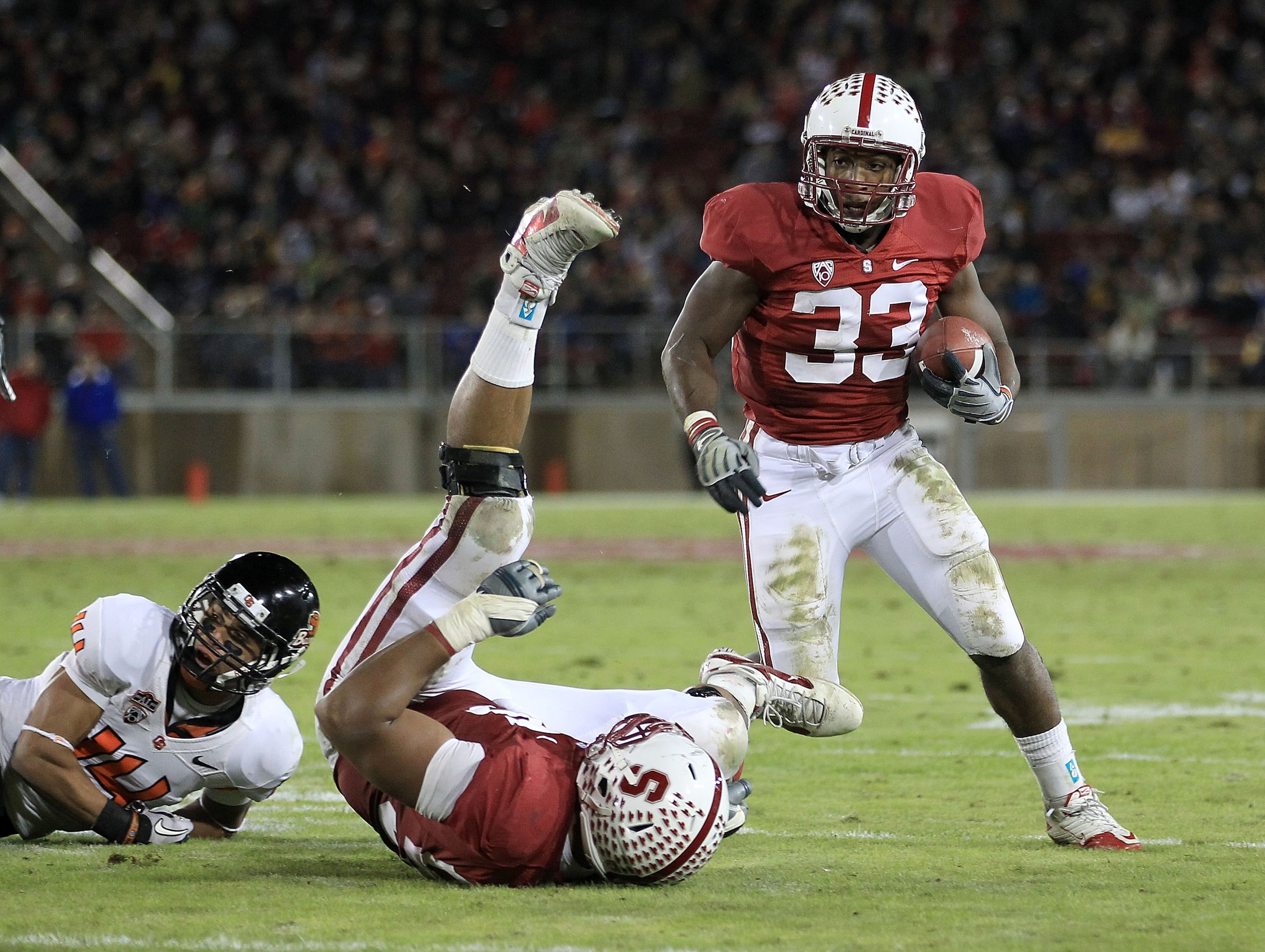 PALO ALTO, CA - NOVEMBER 27:  Stepfan Taylor #33 of the Stanford Cardinal in action against the Oregon State Beavers at Stanford Stadium on November 27, 2010 in Palo Alto, California.  (Photo by Ezra Shaw/Getty Images)
