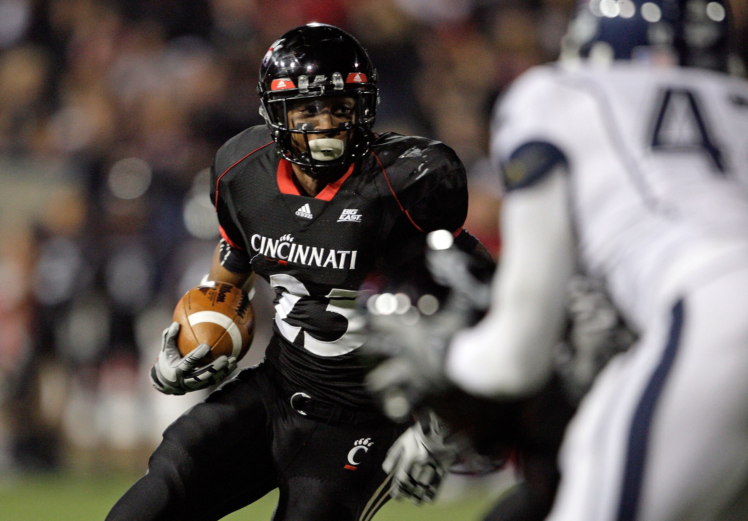 CINCINNATI - NOVEMBER 07:  Isaiah Pead #23 of the Cincinnati Bearcats runs for a touchdown against the Connecticut Huskies during the Big East Conference game at Nippert Stadium on November 7, 2009 in Cincinnati, Ohio.  (Photo by Andy Lyons/Getty Images)