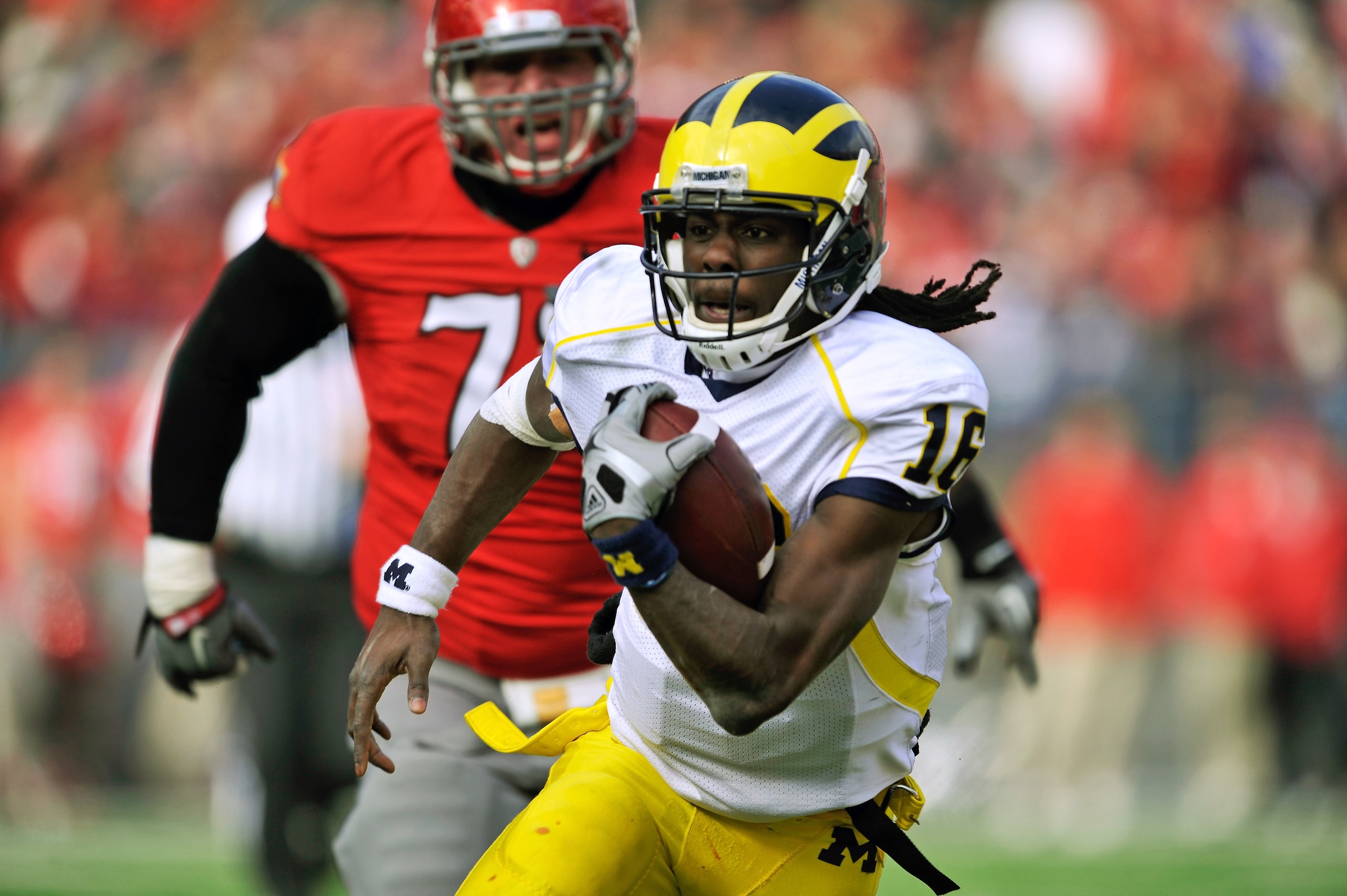 COLUMBUS, OH - NOVEMBER 27:  Quarterback Denard Robinson #16 of the Michigan Wolverines takes off upfield for a gain against the Ohio State Buckeyes in the second quarter at Ohio Stadium on November 27, 2010 in Columbus, Ohio.  (Photo by Jamie Sabau/Getty