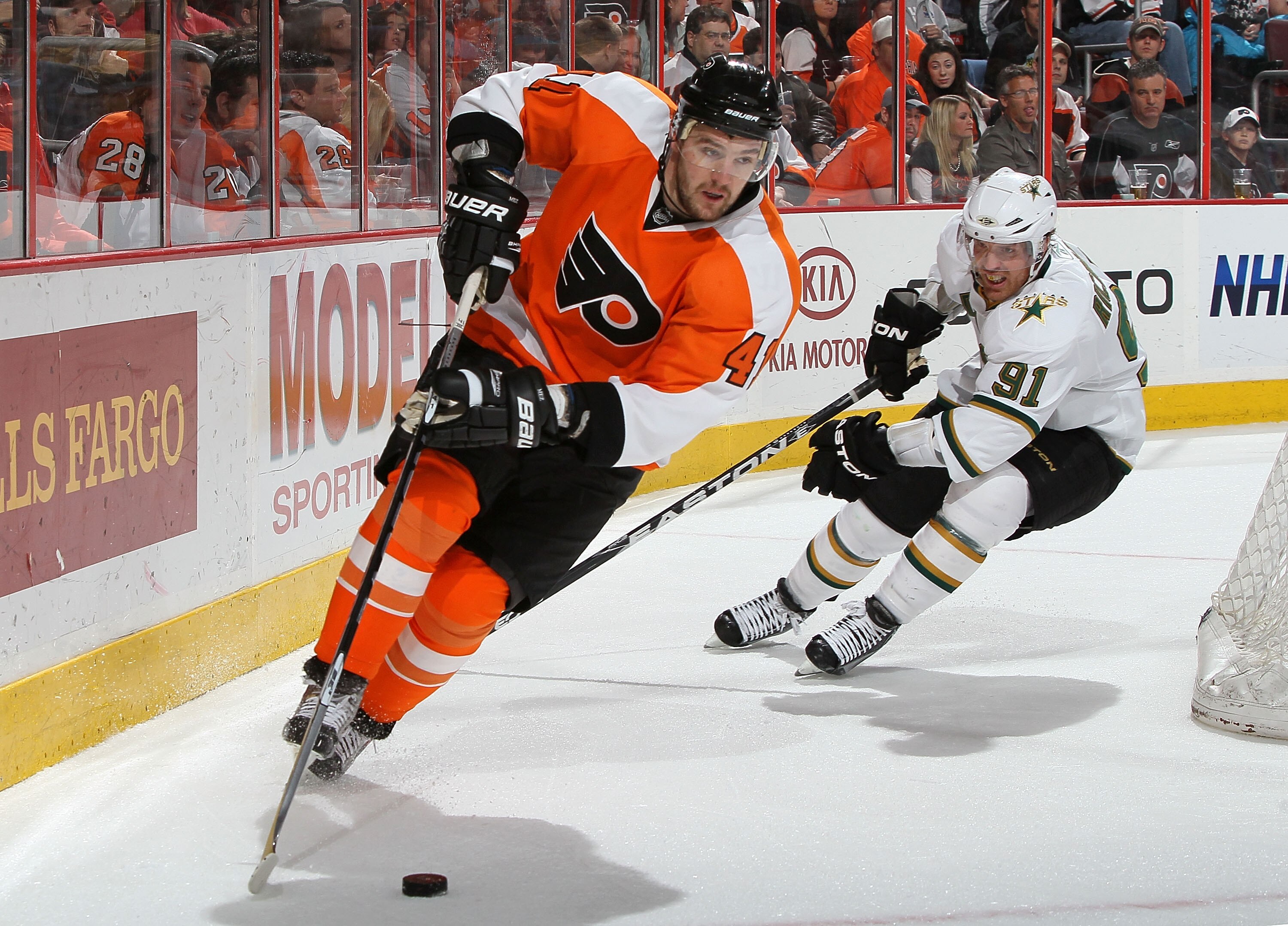 PHILADELPHIA, PA - FEBRUARY 05: Andrej Meszaros #41 of the Philadelphia Flyers skates against Brad Richards #91  of the Dallas Stars on February 5, 2011 at Wells Fargo Center in Philadelphia, Pennsylvania.  (Photo by Jim McIsaac/Getty Images)