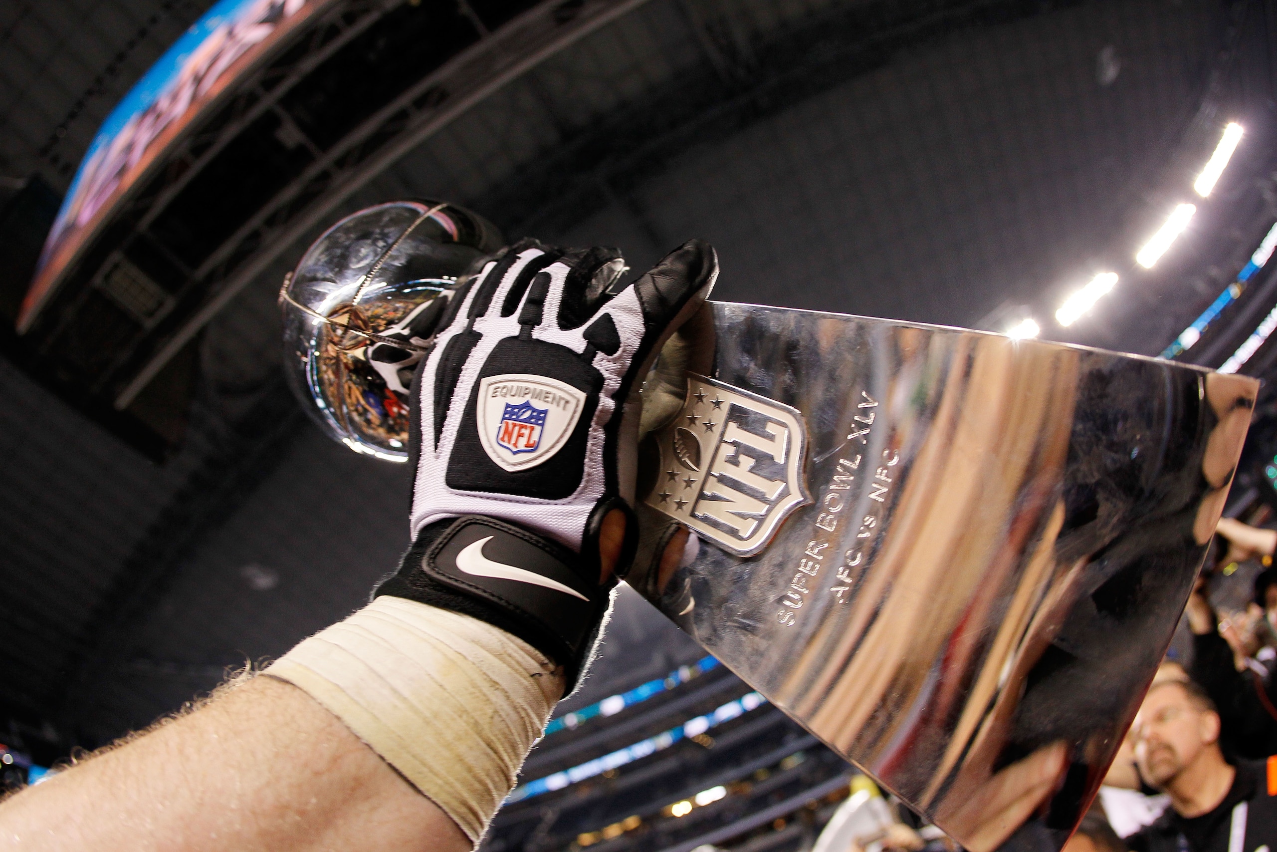 ARLINGTON, TX - FEBRUARY 06: The Vince Lombardi Trophy is help up after the Green Bay Packers won Super Bowl XLV against the Pittsburgh Steelers at Cowboys Stadium on February 6, 2011 in Arlington, Texas. (Photo by Kevin C. Cox/Getty Images) ARLINGTON, TX - FEBRUARY 06: The Vince Lombardi Trophy is help up after the Green Bay Packers won Super Bowl XLV against the Pittsburgh Steelers at Cowboys Stadium on February 6, 2011 in Arlington, Texas. (Photo by Kevin C. Cox/Getty Images)