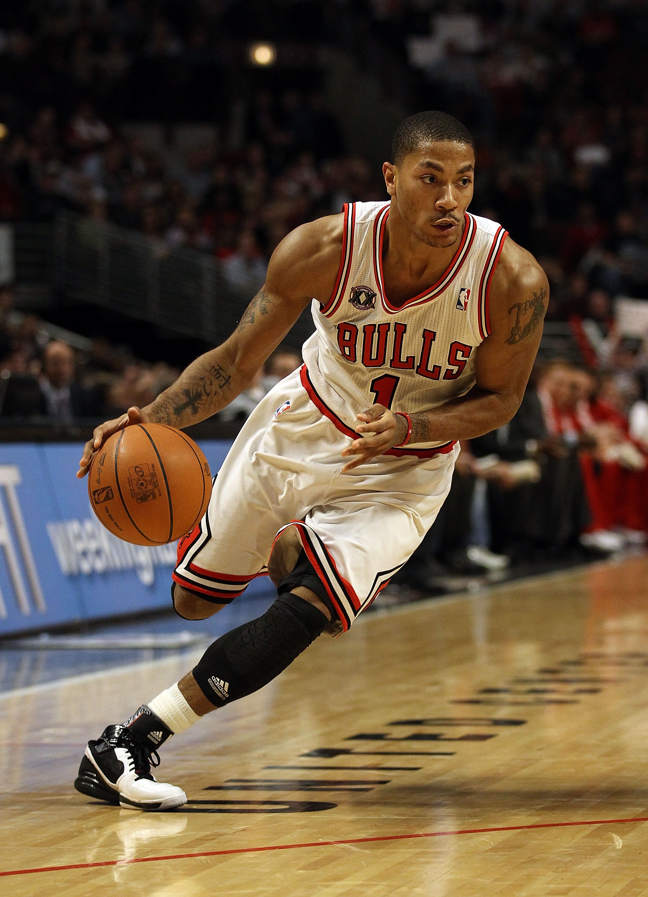 CHICAGO, IL - JANUARY 20: Derrick Rose #1 of the Chicago Bulls moves against the Dallas Mavericks at the United Center on January 20, 2011 in Chicago, Illinois. The Bulls defeated the Mavericks 82-77. NOTE TO USER: User expressly acknowledges and agrees t