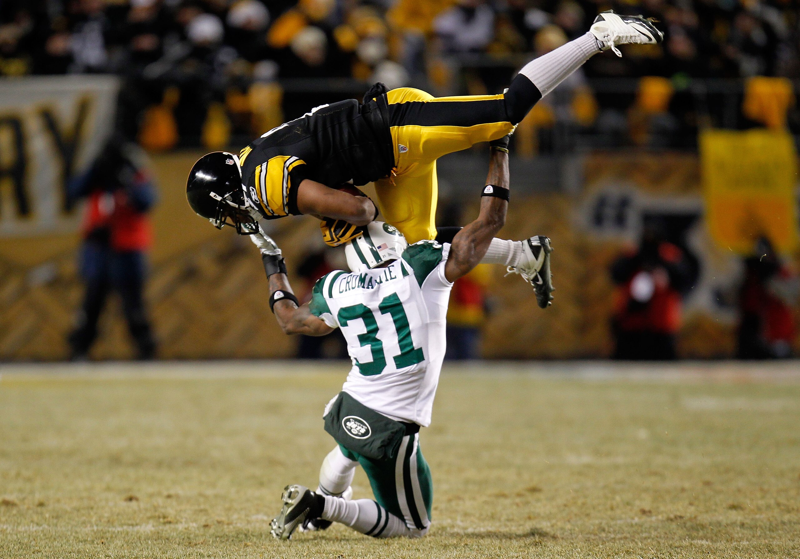 PITTSBURGH, PA - JANUARY 23: Mewelde Moore #21 of the Pittsburgh Steelers catches a pass over Antonio Cromartie #31 of the New York Jets in the third quarter of the 2011 AFC Championship game at Heinz Field on January 23, 2011 in Pittsburgh, Pennsylvania PITTSBURGH, PA - JANUARY 23: Mewelde Moore #21 of the Pittsburgh Steelers catches a pass over Antonio Cromartie #31 of the New York Jets in the third quarter of the 2011 AFC Championship game at Heinz Field on January 23, 2011 in Pittsburgh, Pennsylvania